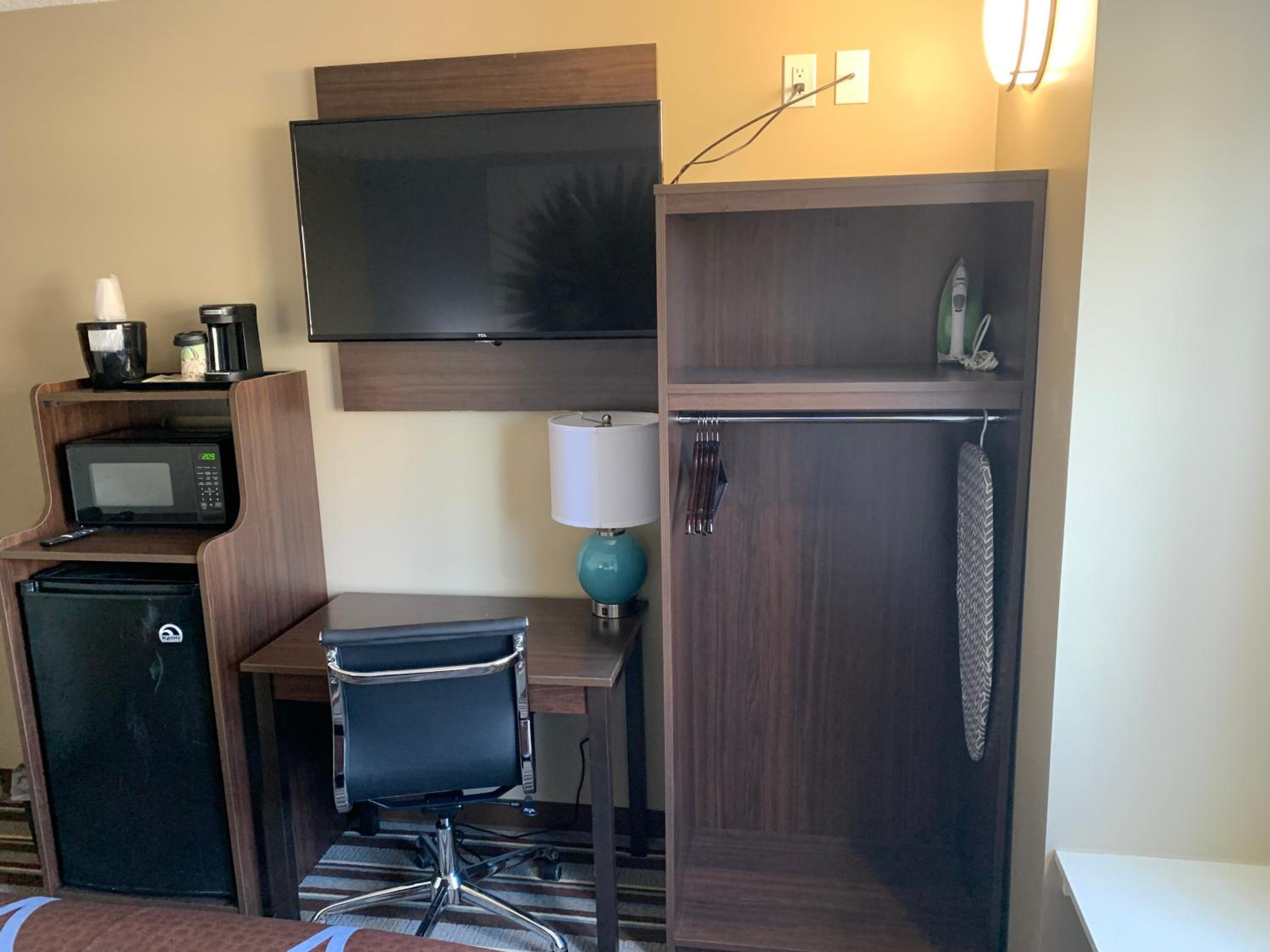 Queen Room - Non-Smoking - Photo 1