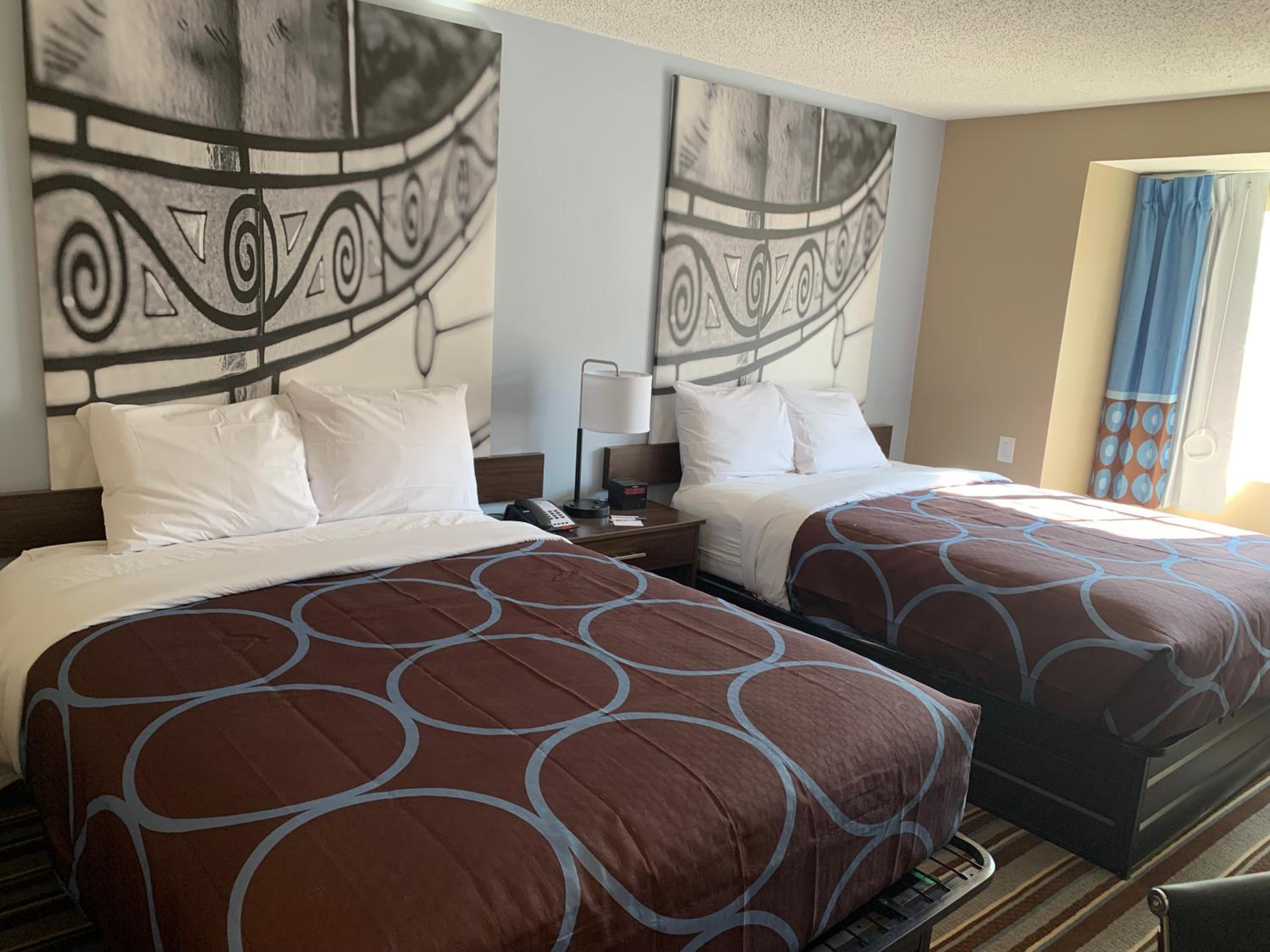 Queen Room with Two Queen Beds - Non-Smoking - Photo 2