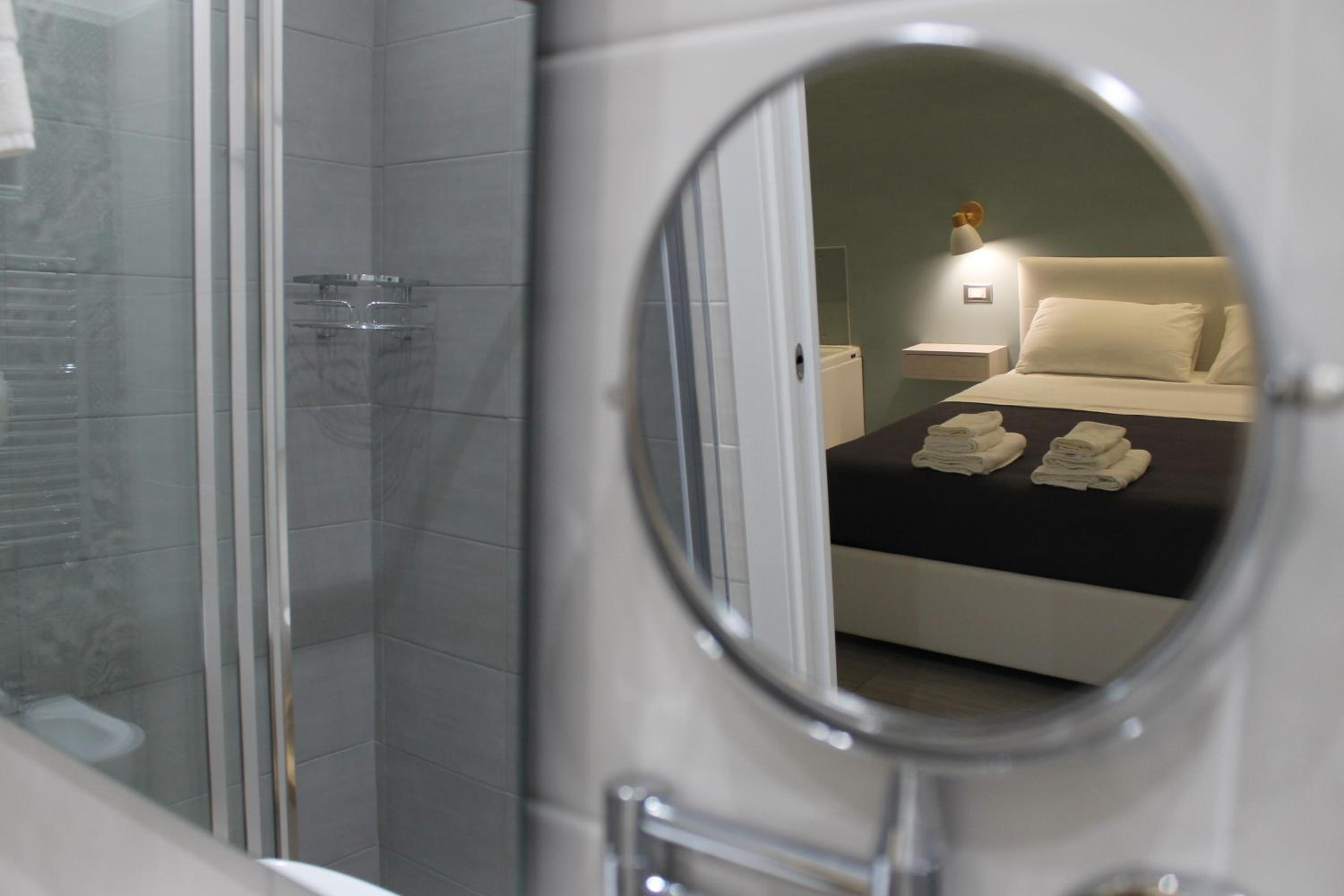 Double Room with Spa Bath - Photo 7