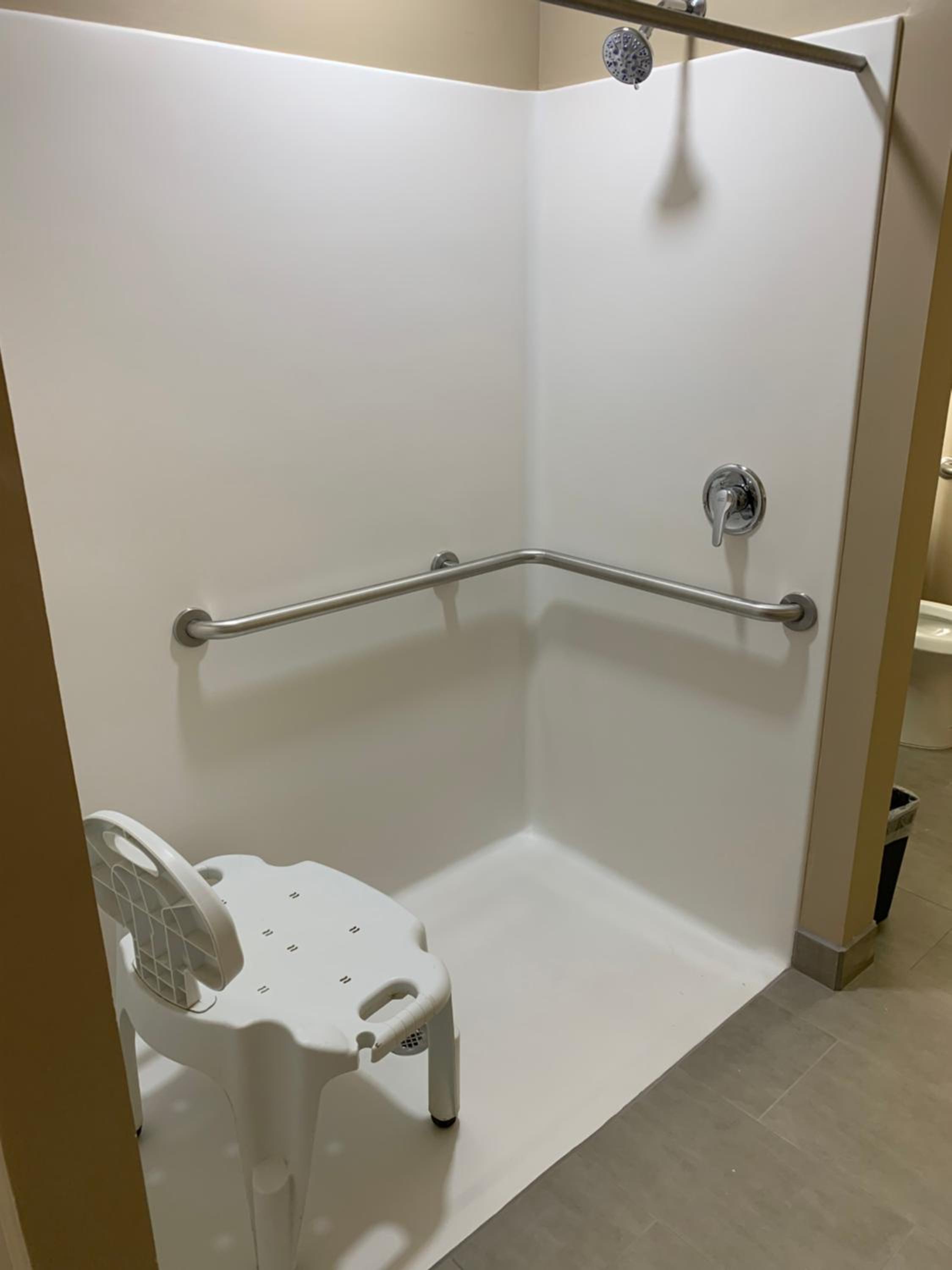 Queen Room with Bath Tub - Mobility Accessible/Non-Smoking - Photo 2