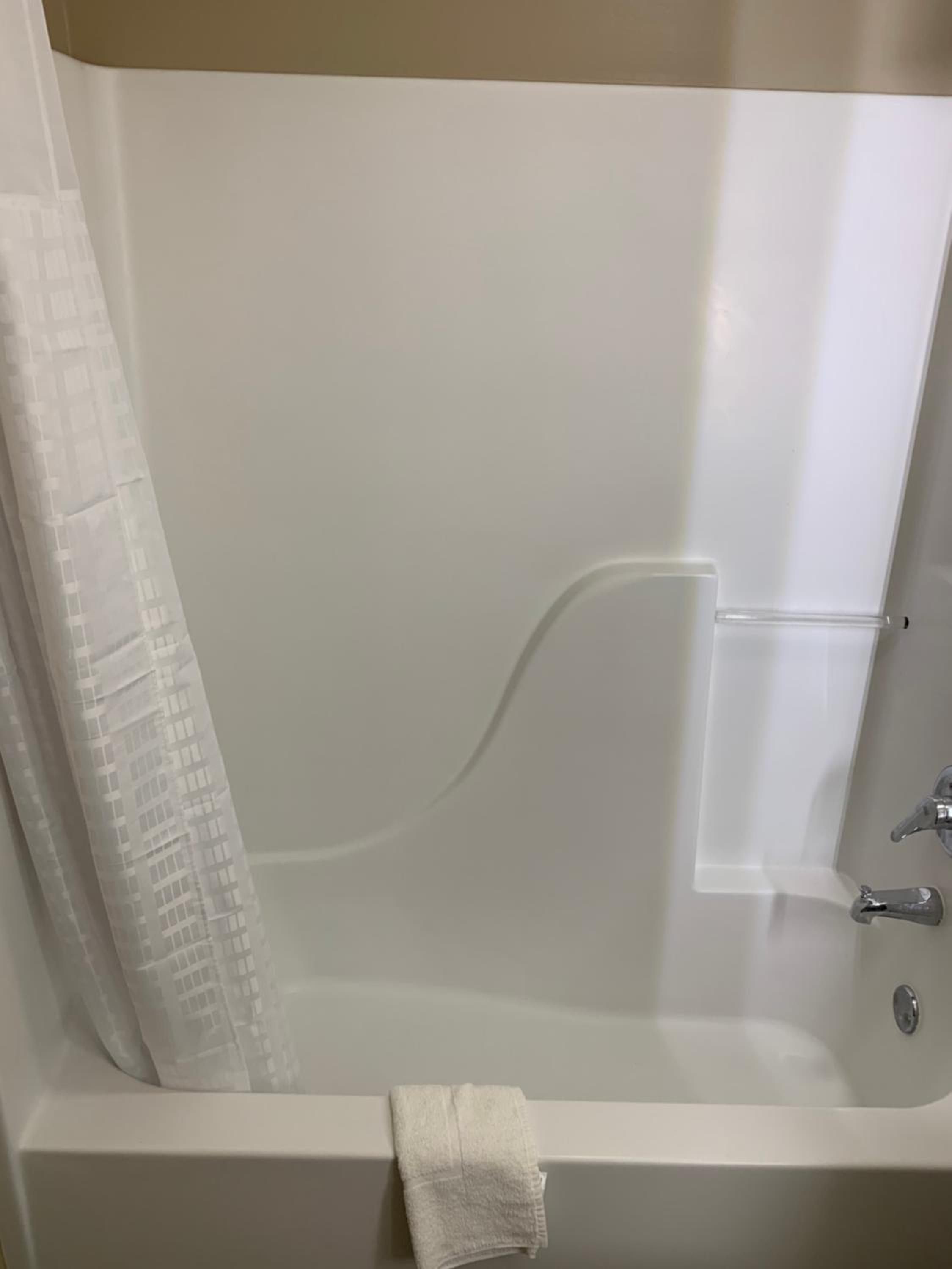 Queen Room with Bath Tub - Mobility Accessible/Non-Smoking - Photo 3