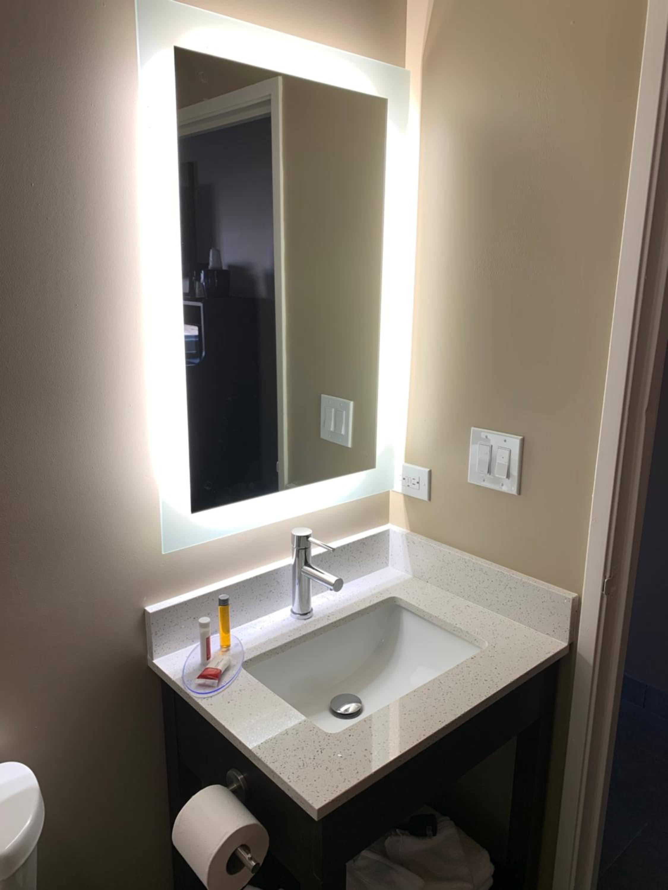 Queen Room with Bath Tub - Mobility Accessible/Non-Smoking - Photo 4