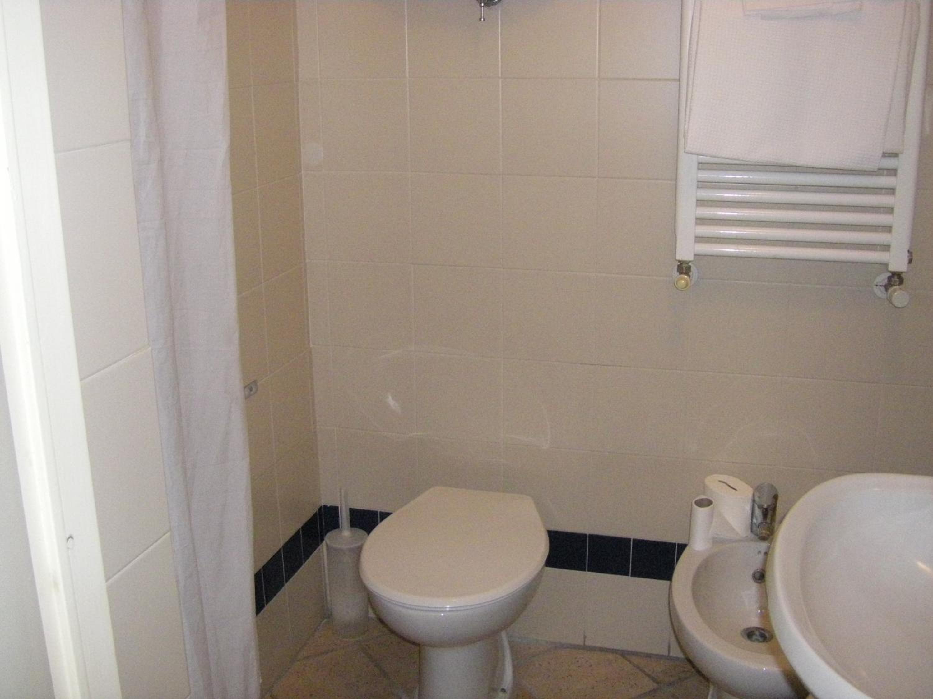 Double or Twin Room - Photo 7