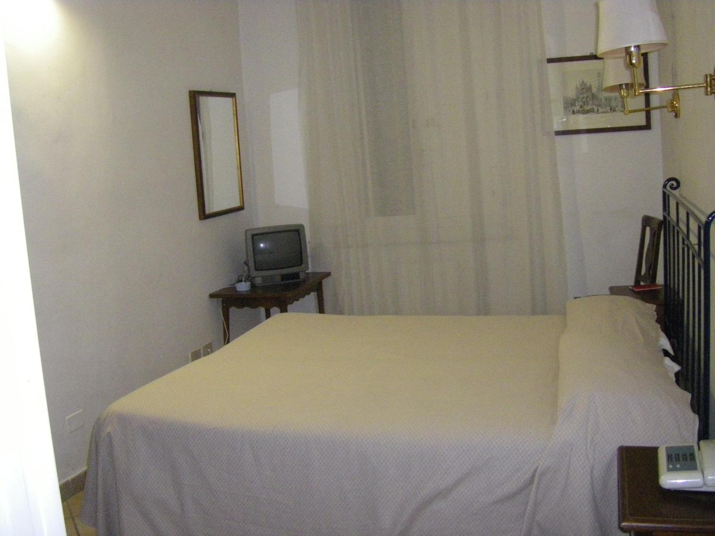 Double or Twin Room - Photo 8