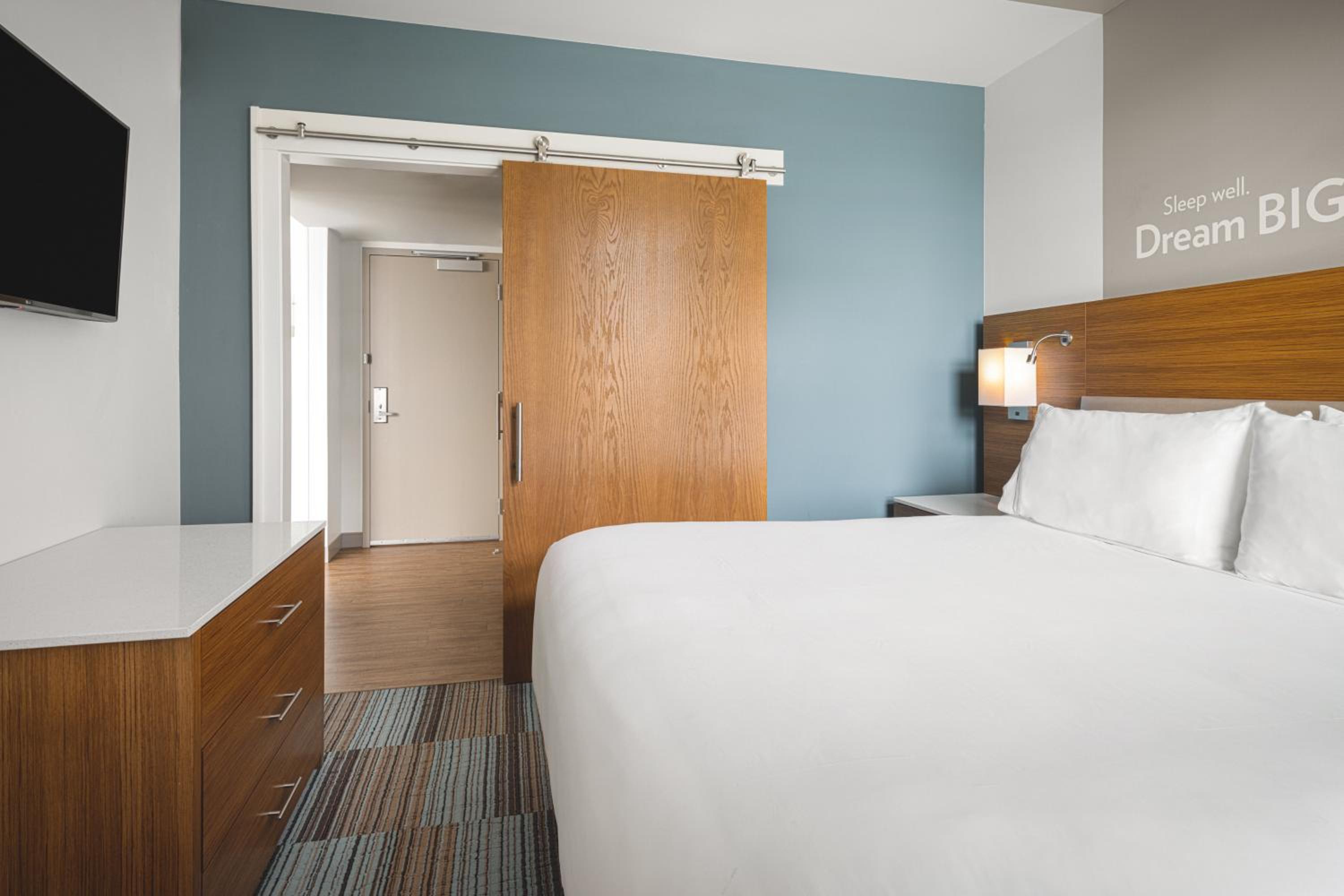 One-Bedroom King Suite photo 2