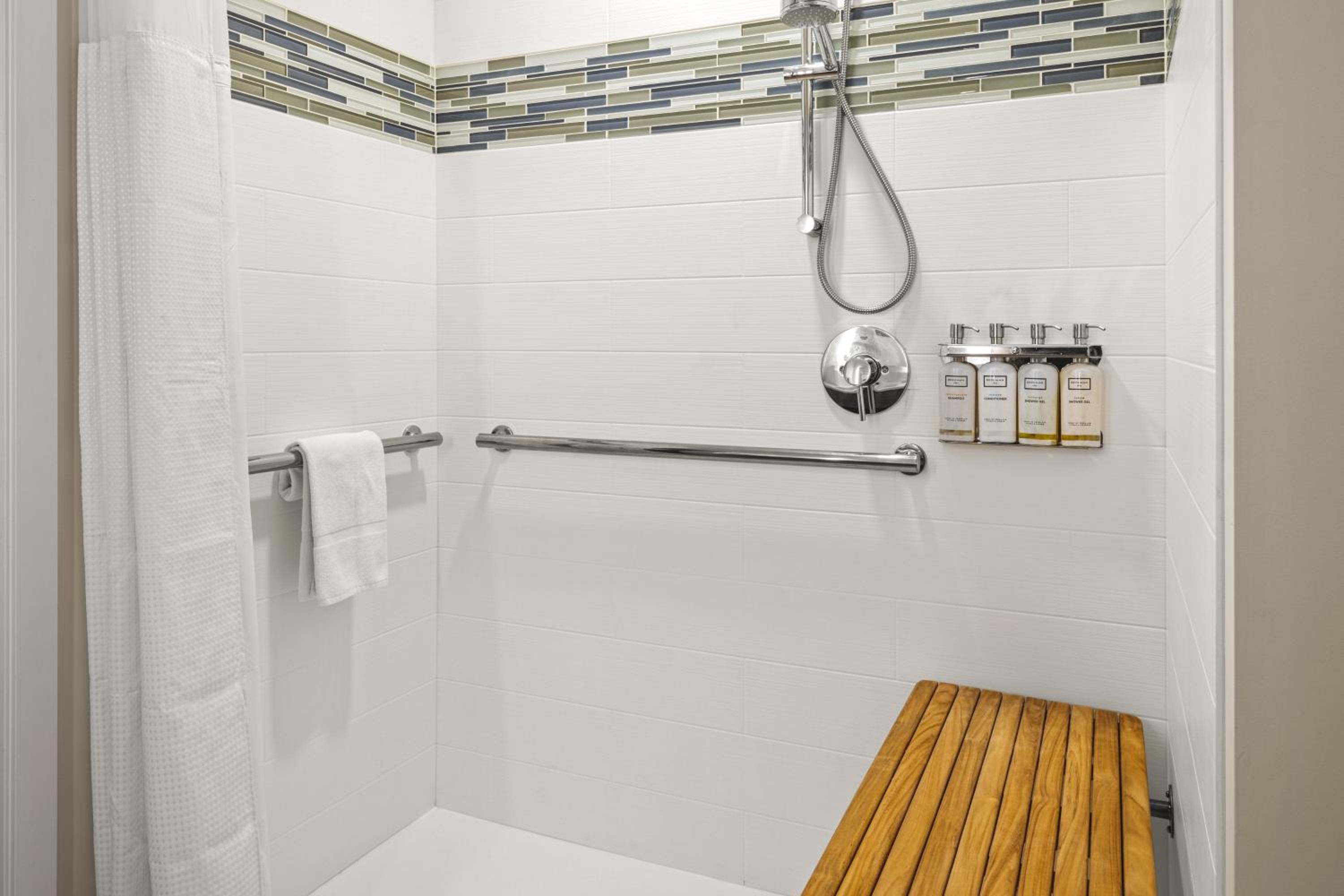 Standard Queen Room with Two Queen Beds and Roll-In Shower - Mobility Access photo 3