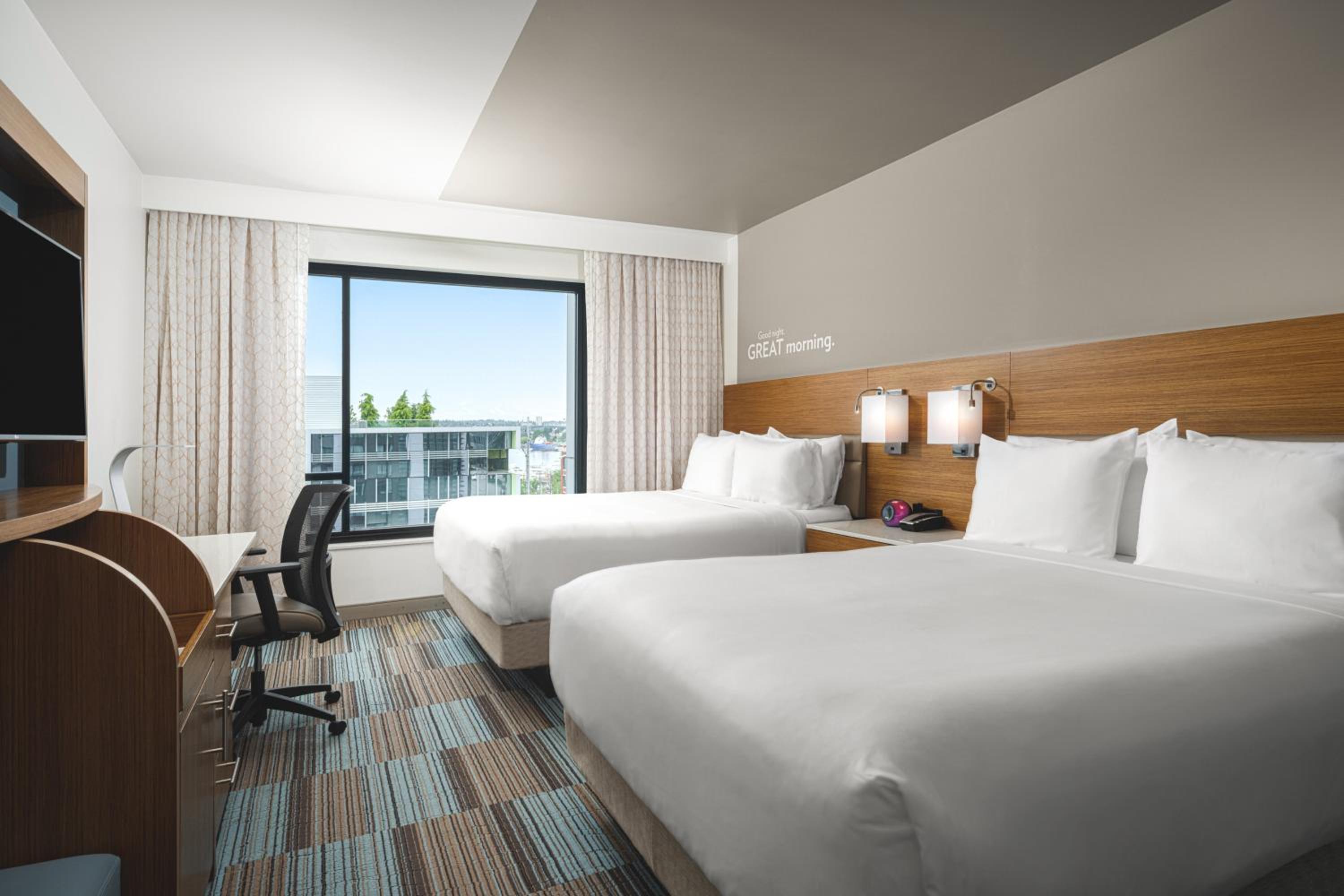 Standard Queen Room with Two Queen Beds and City View photo 3