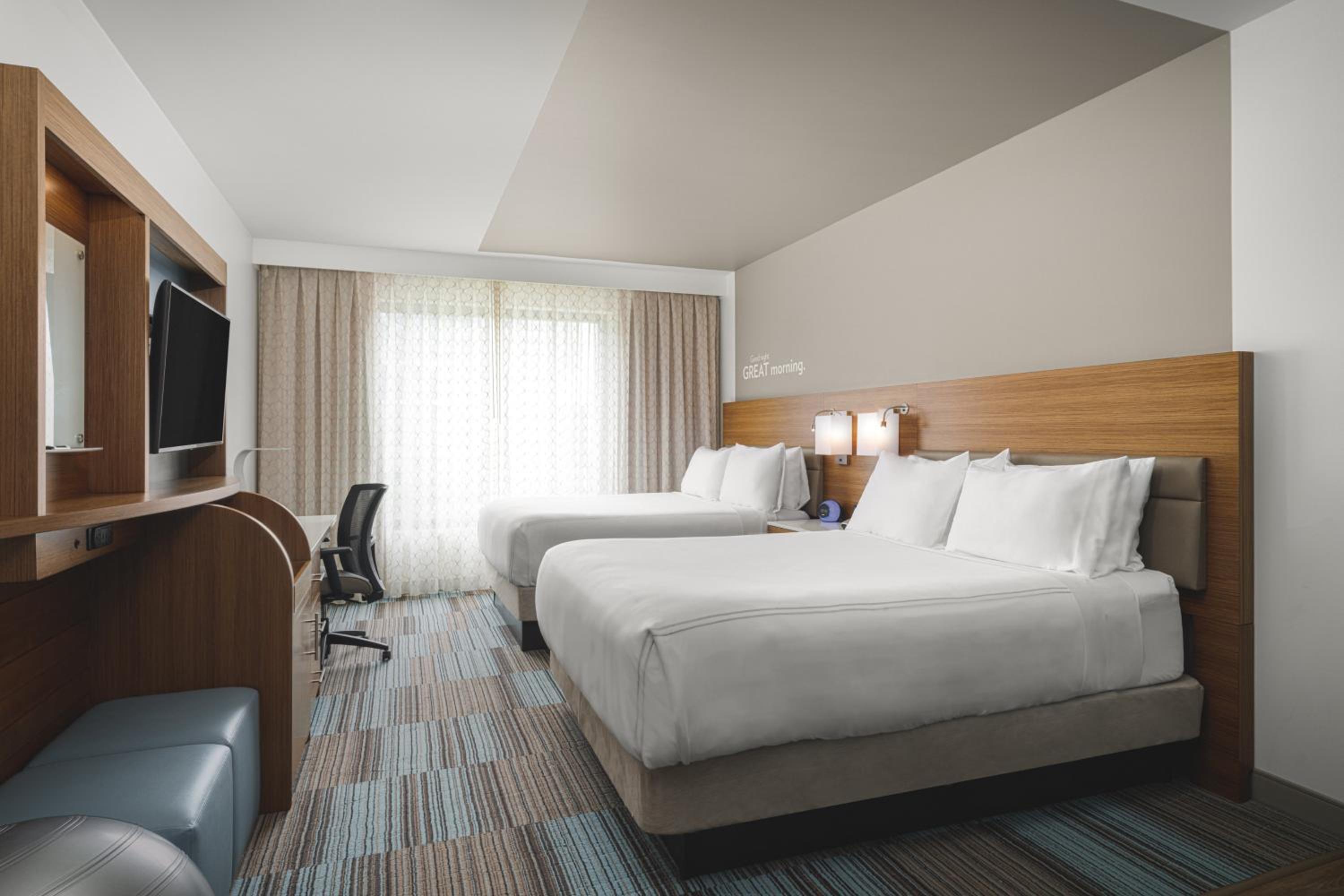 Standard Queen Room with Two Queen Beds photo 3