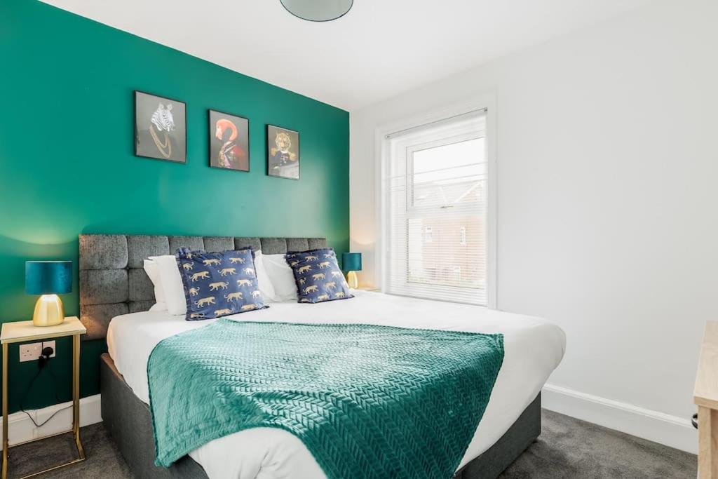 Three-Bedroom Apartment photo 1