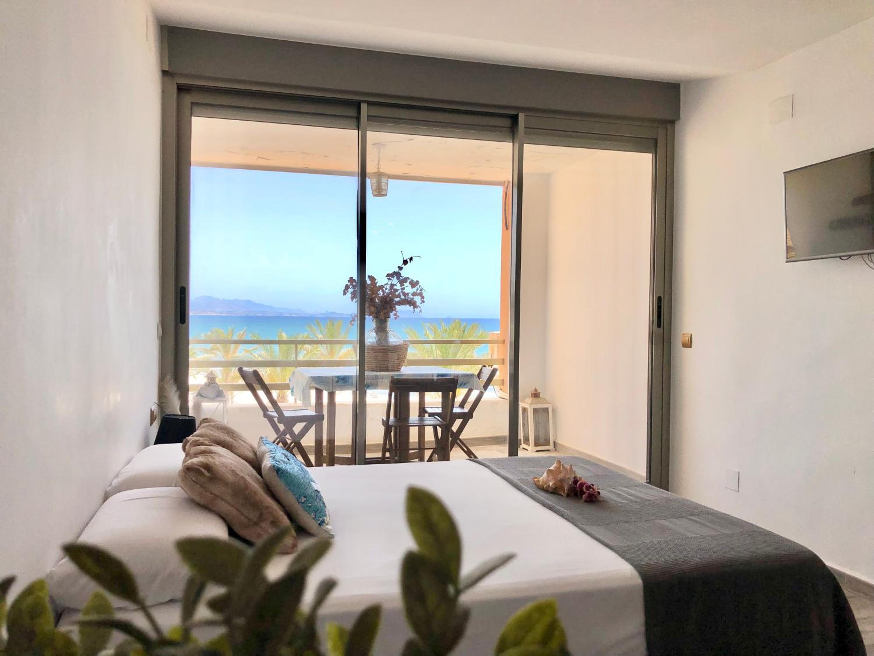 Estudio con vista al mar