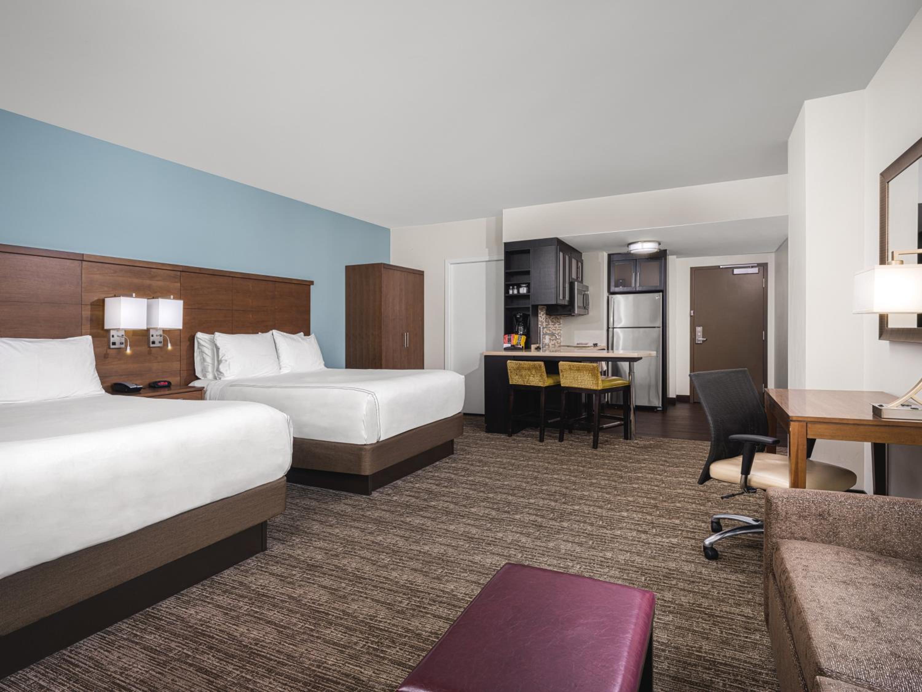 Deluxe Studio Suite with 2 Queen Beds - Nonsmoking photo 2