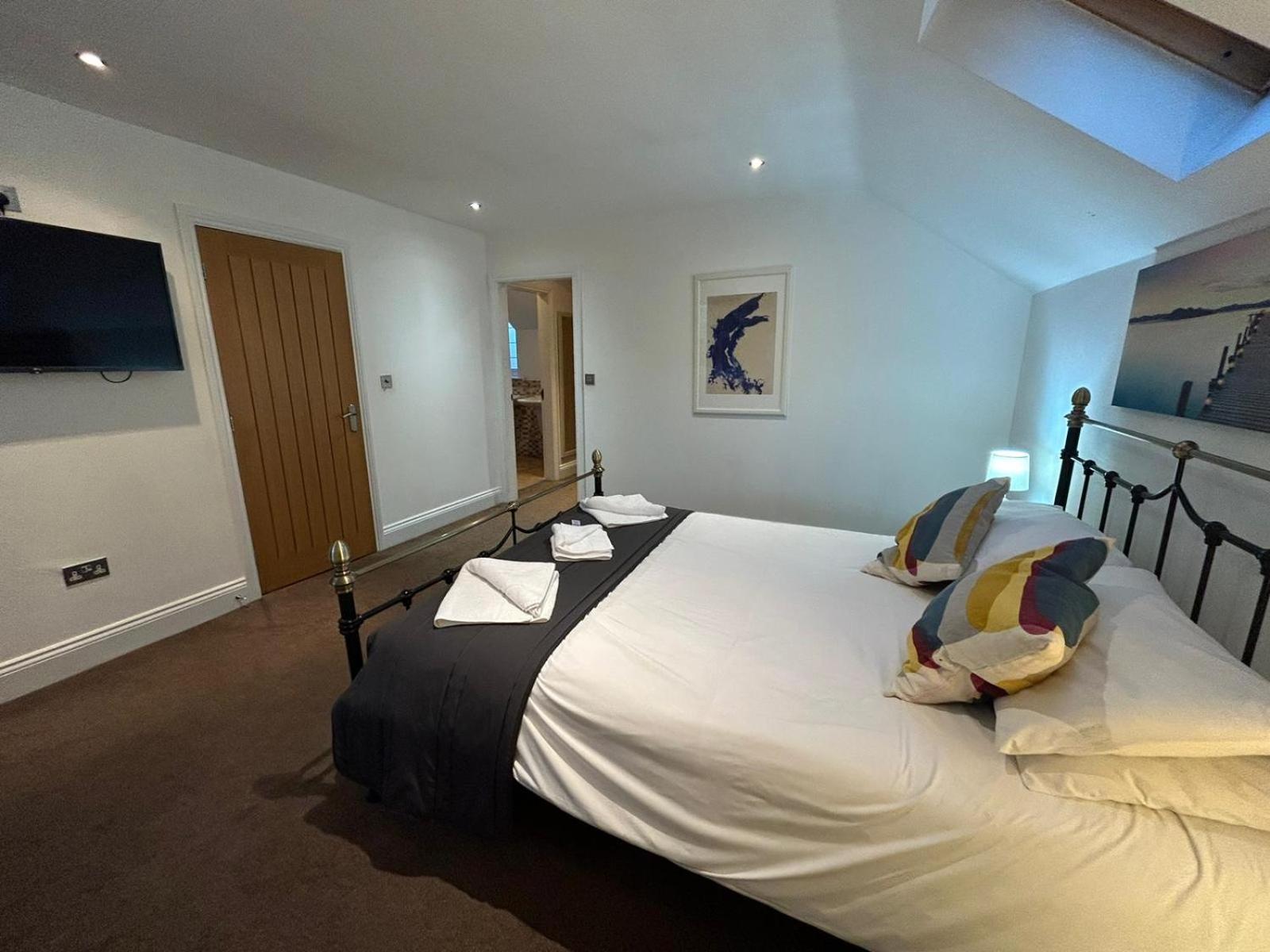 Six-Bedroom House photo 1