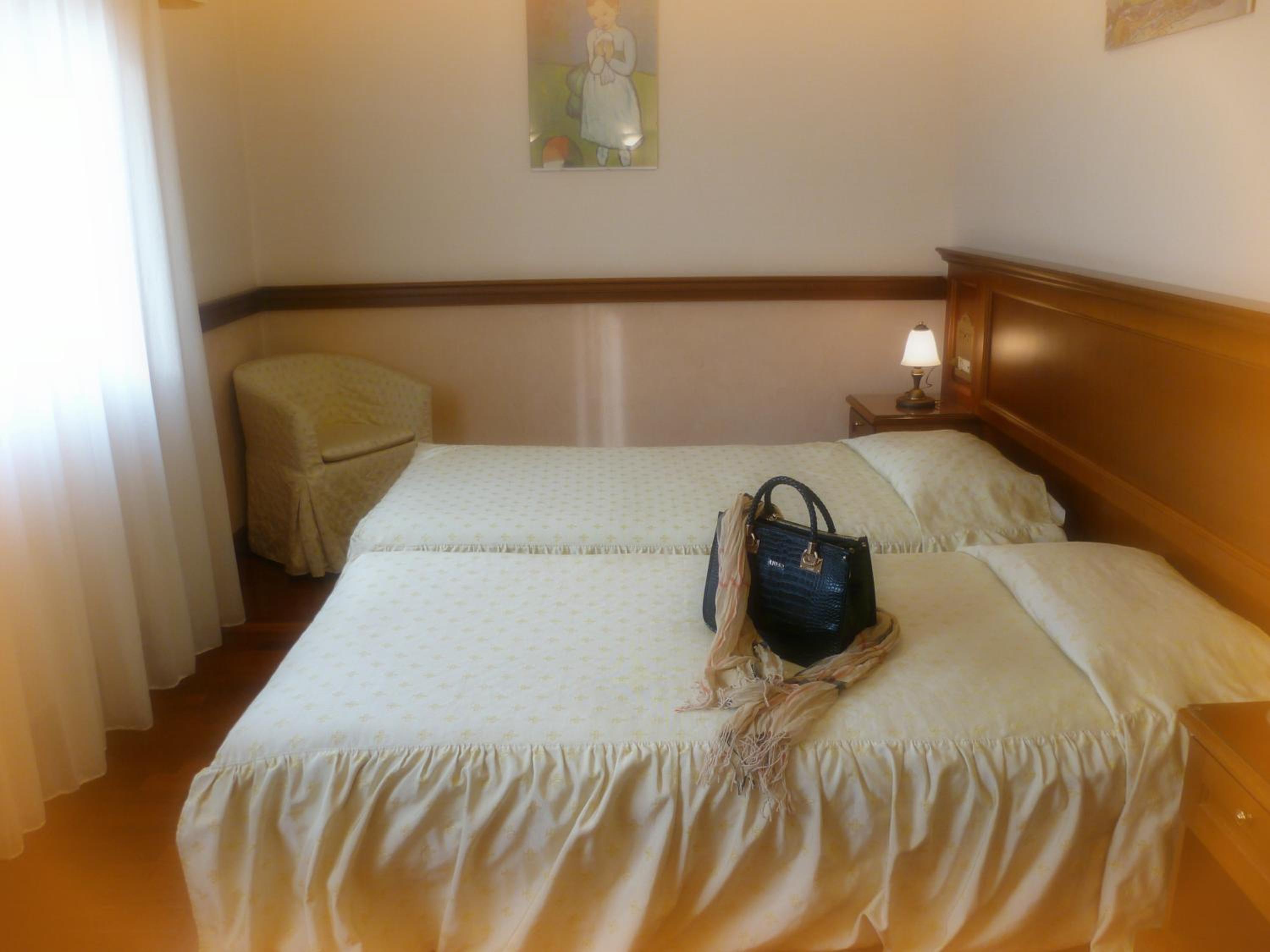 Twin Room - Photo 9