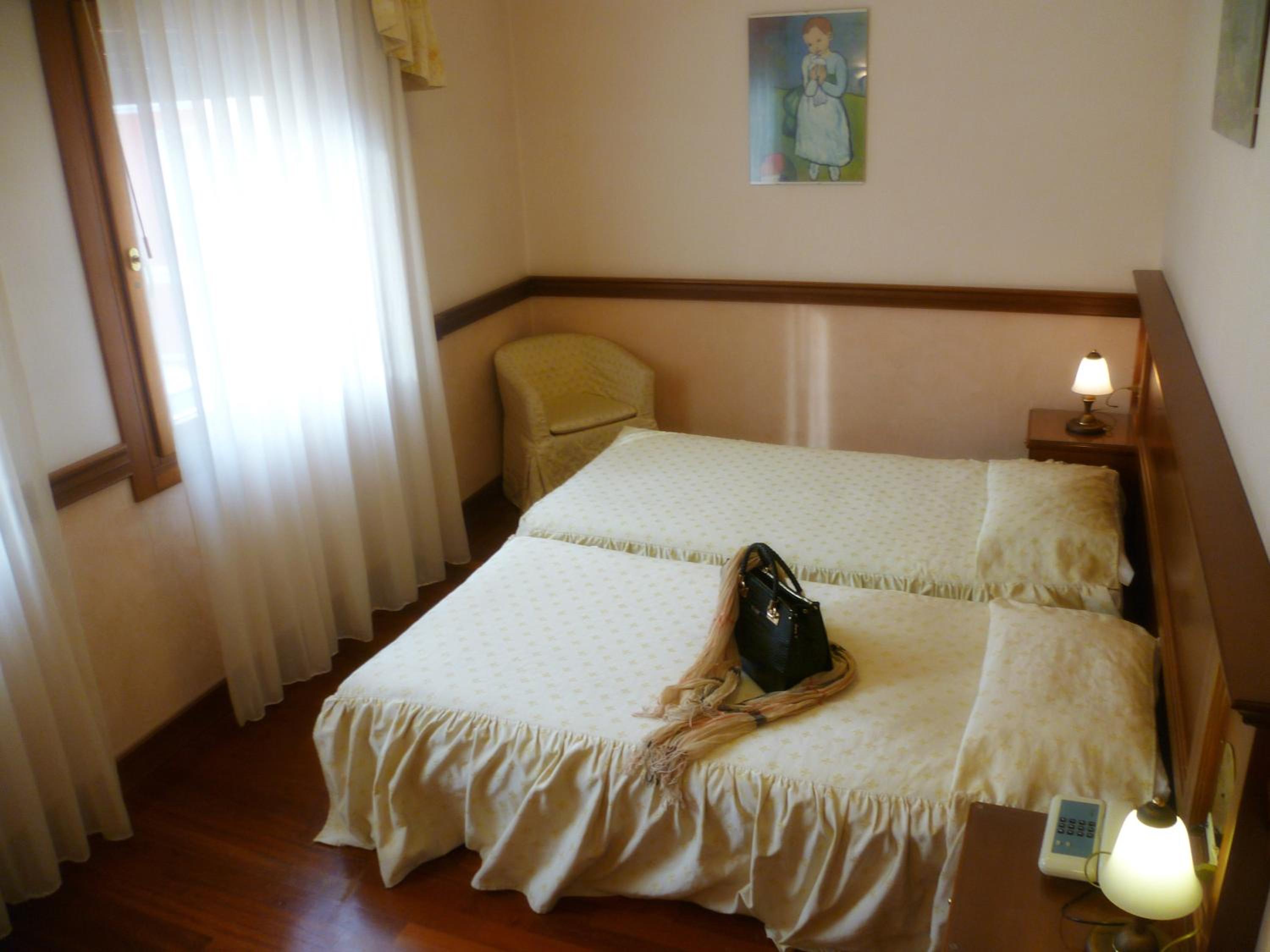 Twin Room - Photo 8