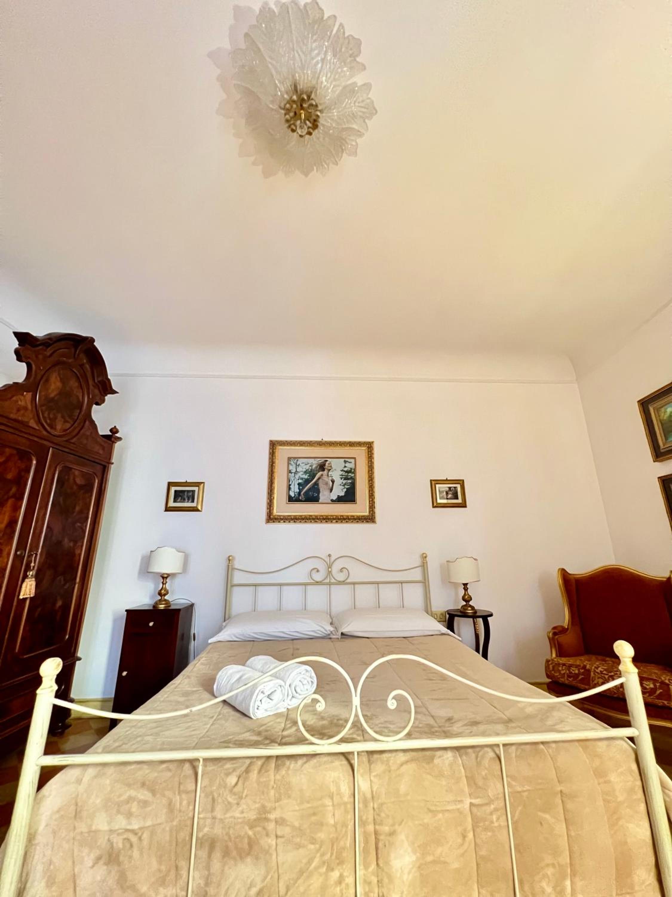 Deluxe Double Room with Balcony - Photo 7
