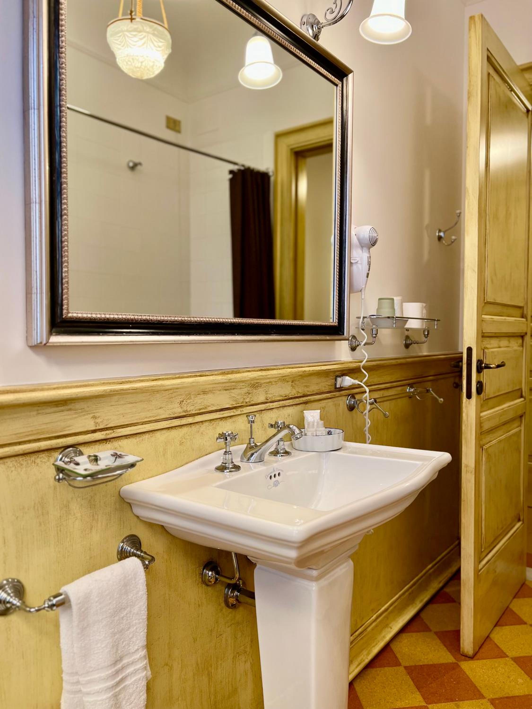 Deluxe Double Room with Balcony - Photo 8