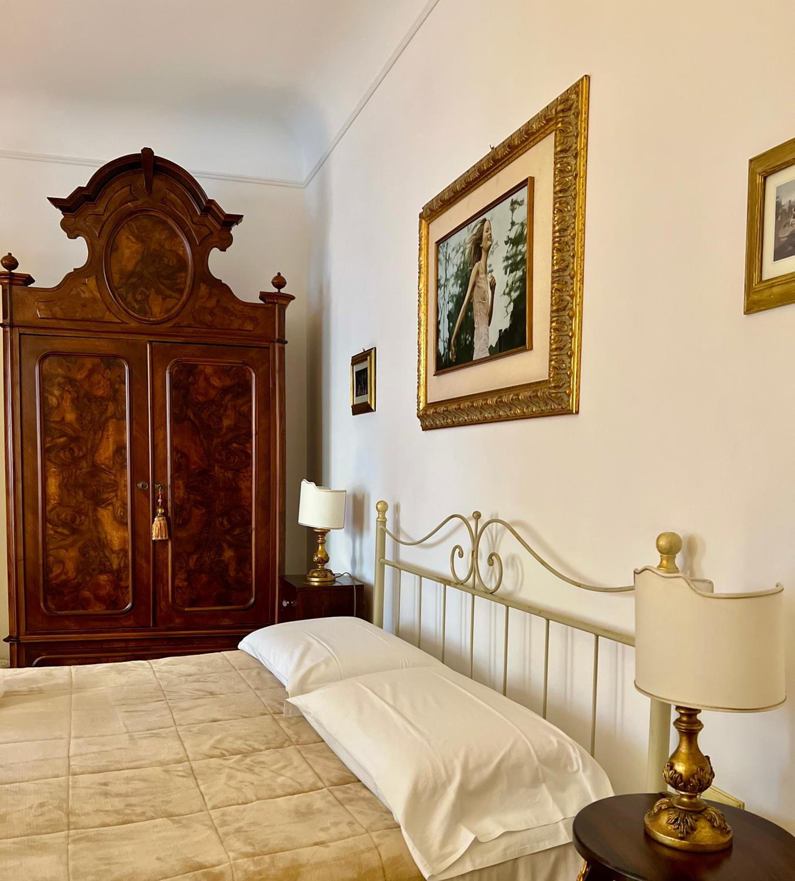 Deluxe Double Room with Balcony - Photo 9