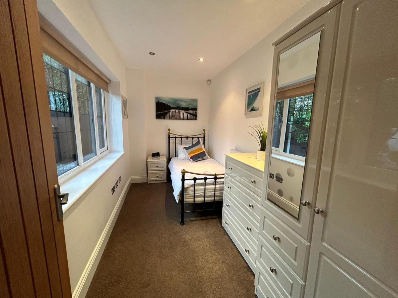 Six-Bedroom House photo 3