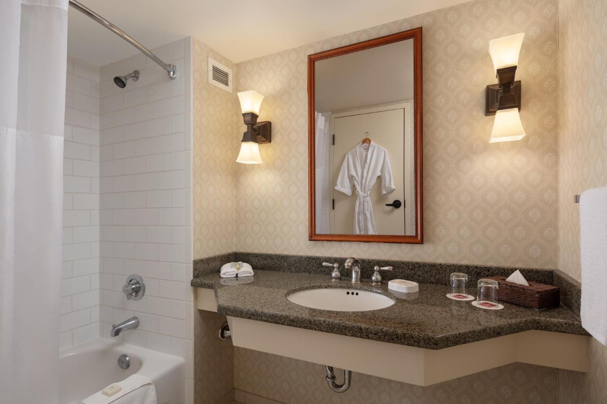 Standard King Room - Photo 4