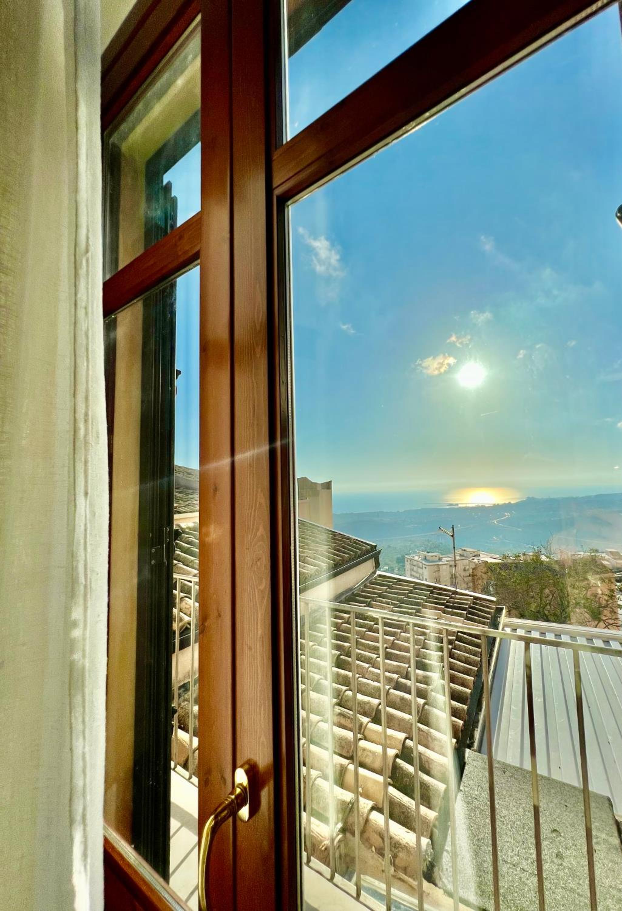 Deluxe Double Room with Balcony and Sea View - Photo 10