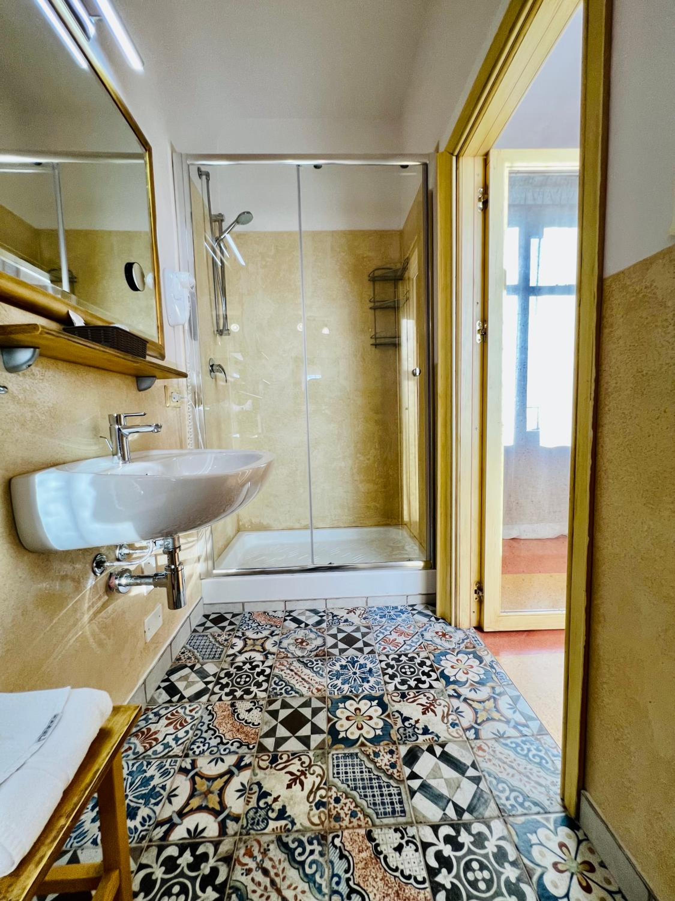 Deluxe Double Room with Balcony and Sea View - Photo 9
