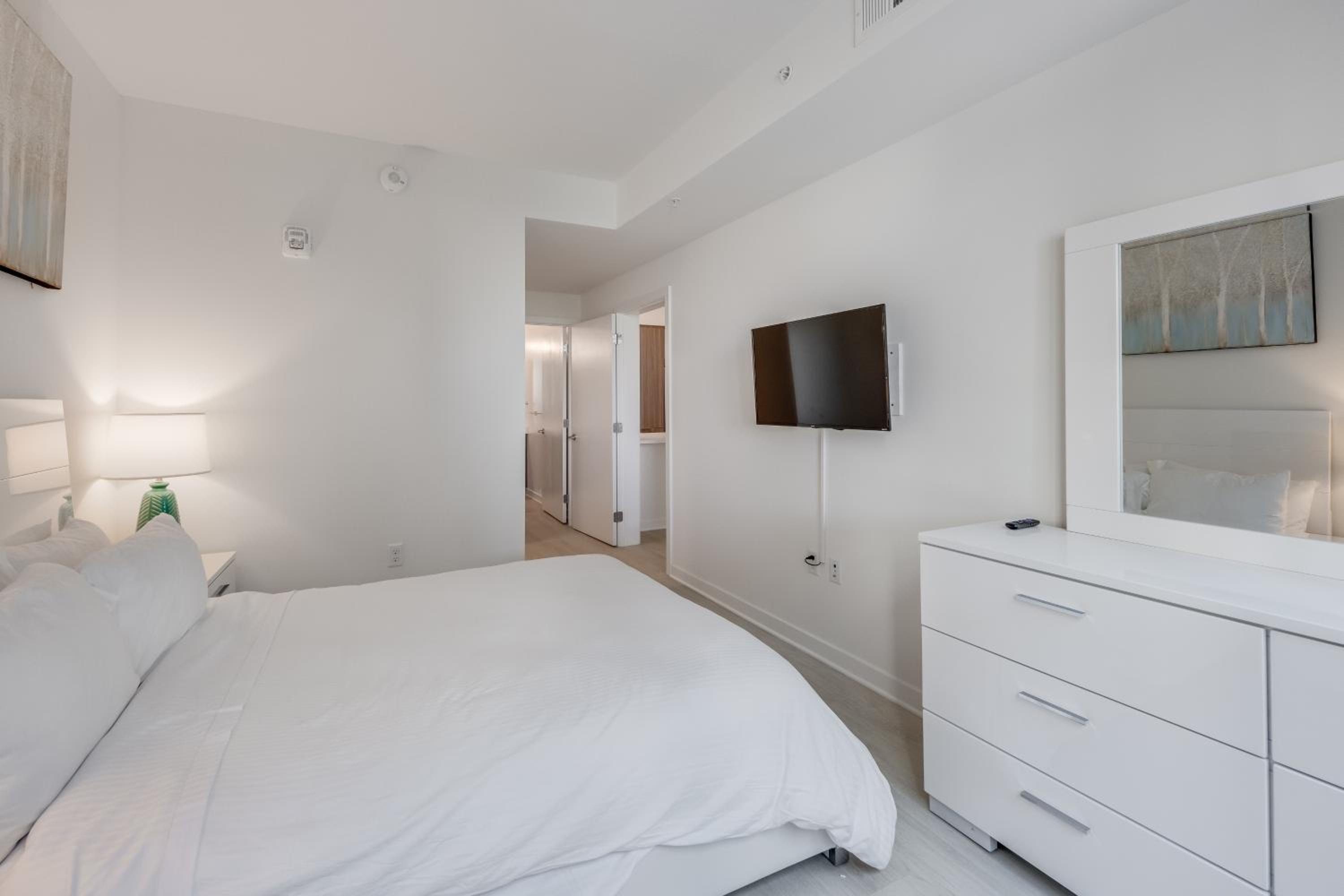 Deluxe Two Bedroom Apartment - Photo 14