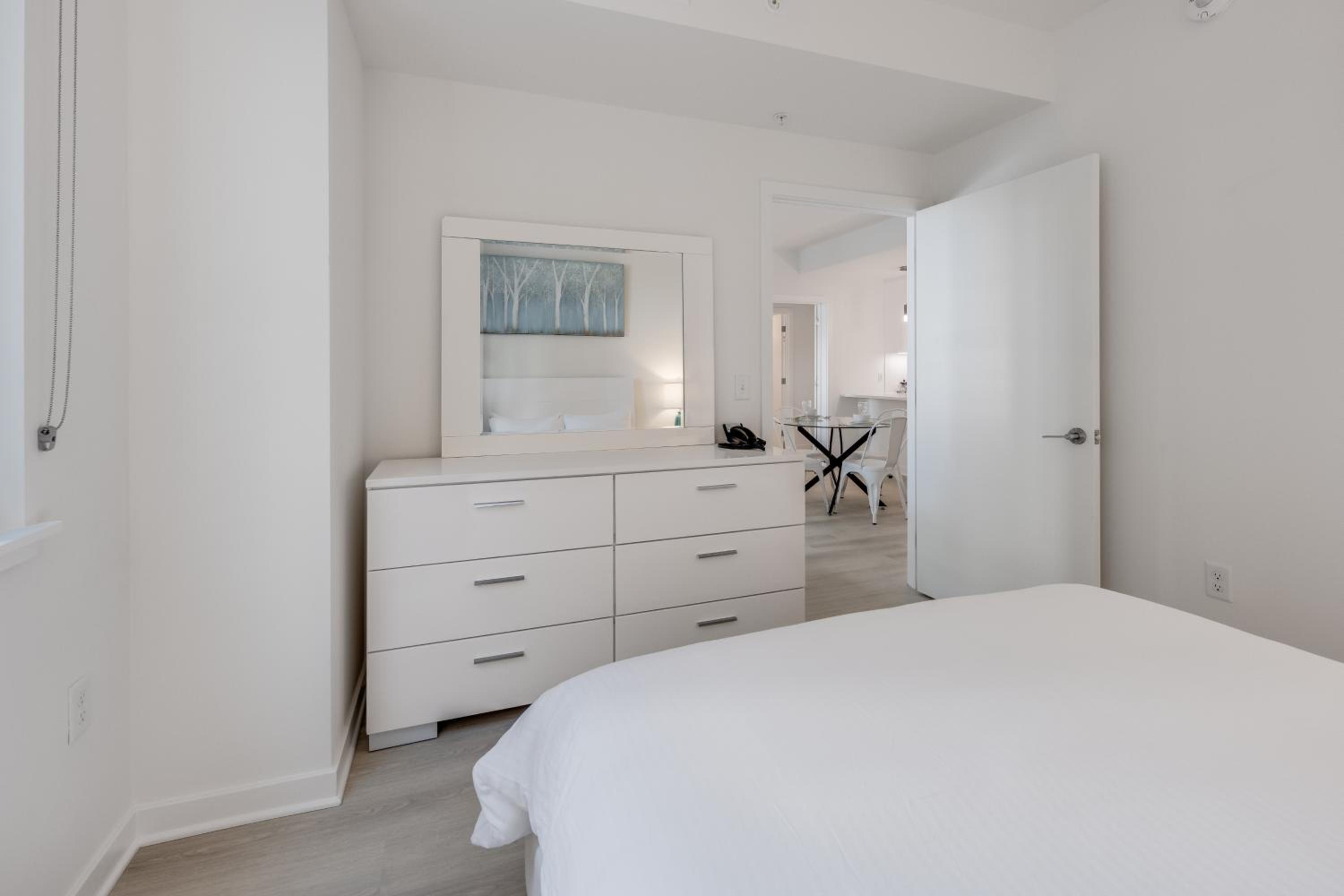Deluxe Two Bedroom Apartment - Photo 10