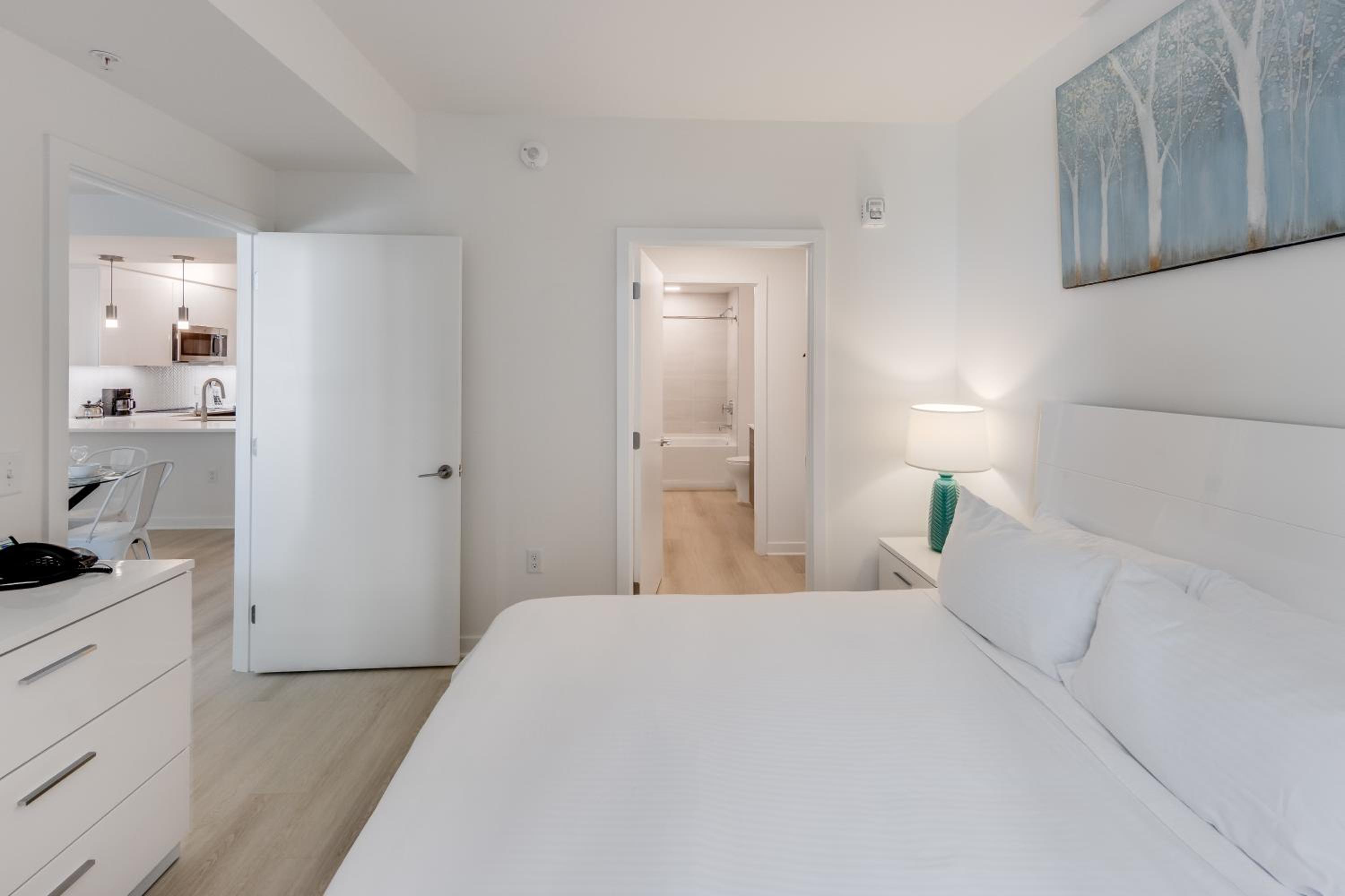 Deluxe Two Bedroom Apartment - Photo 9