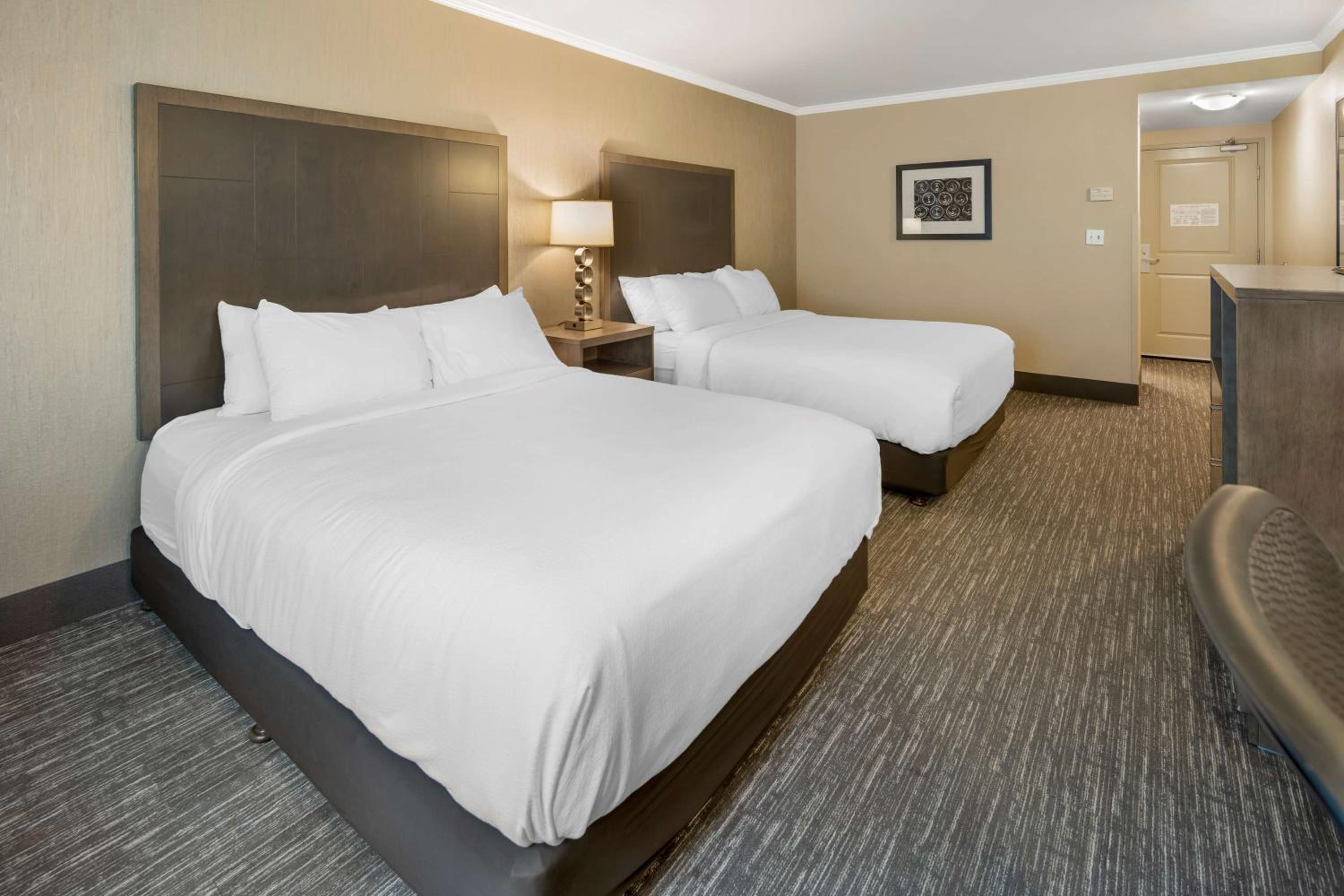 Queen Room with Two Queen Beds - Non-Smoking - Photo 4