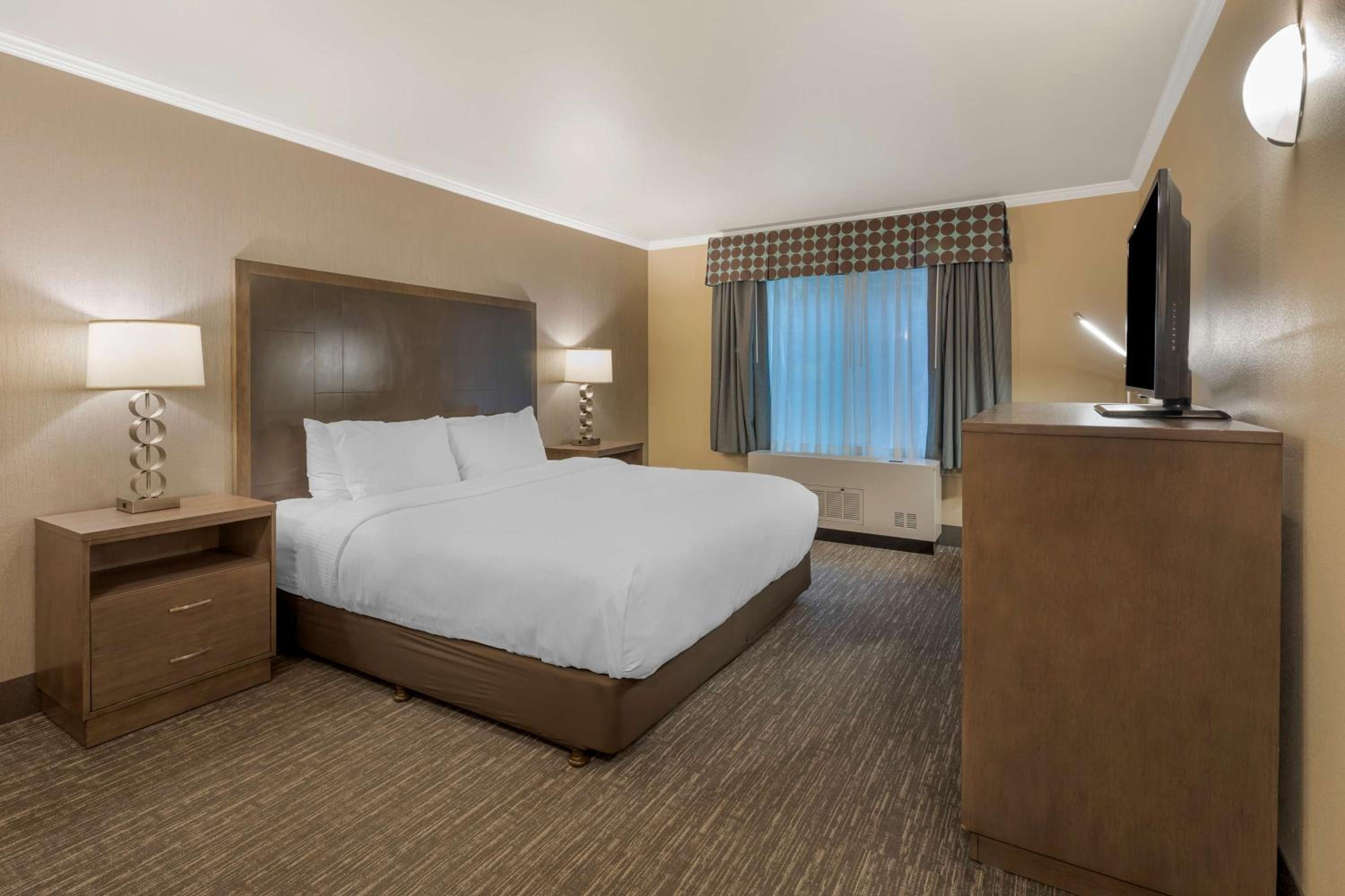 King Room - Non-Smoking - Photo 4