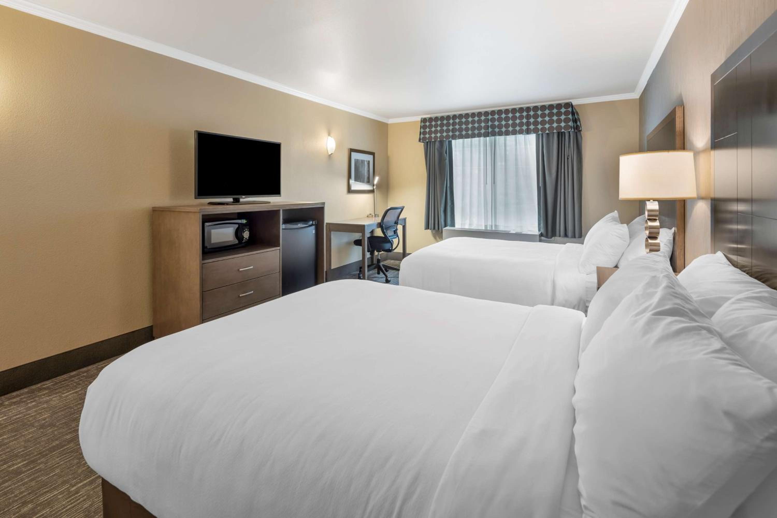 Queen Room with Two Queen Beds - Non-Smoking - Photo 5