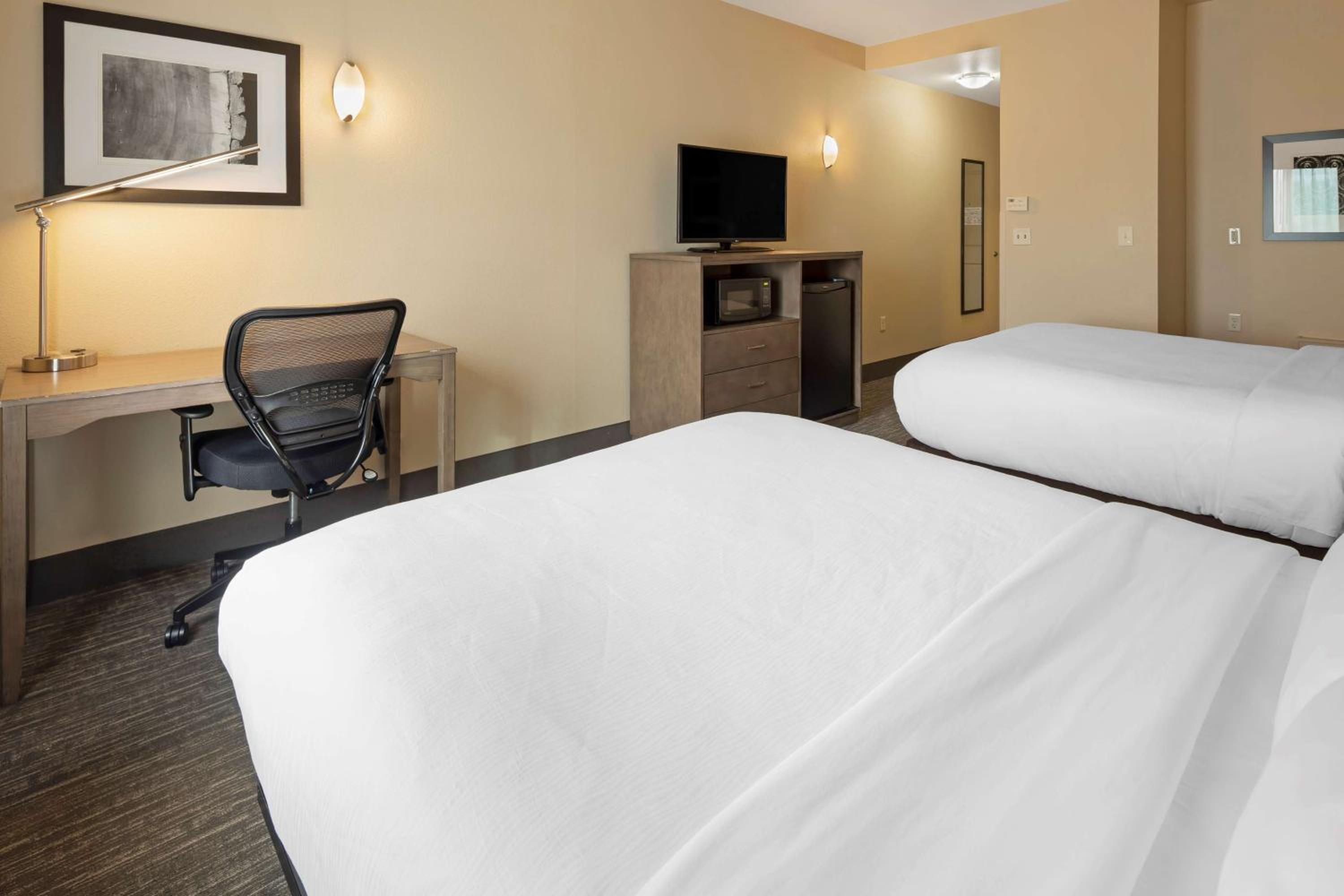Queen Room with Two Queen Beds - Non-Smoking - Photo 7