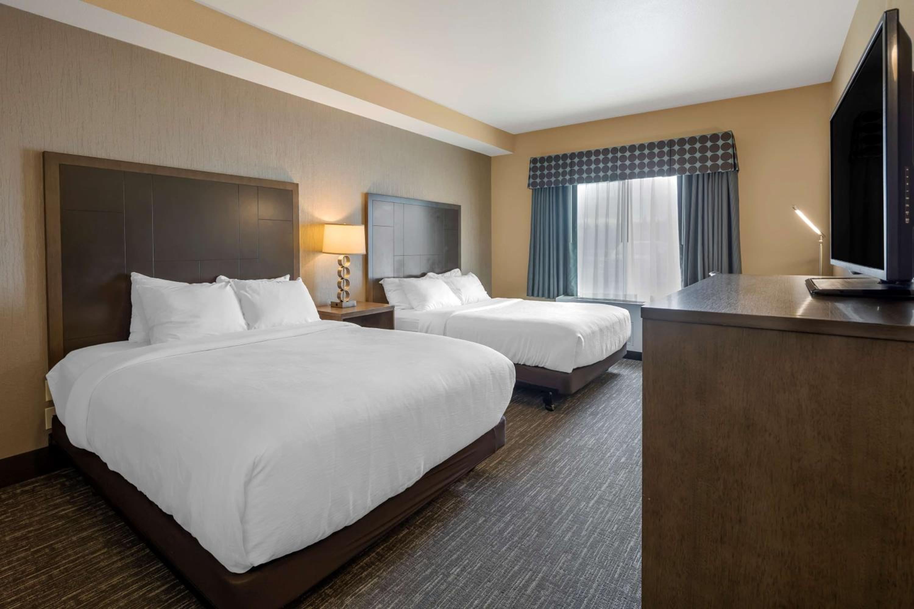 Queen Room with Two Queen Beds - Non-Smoking - Photo 2