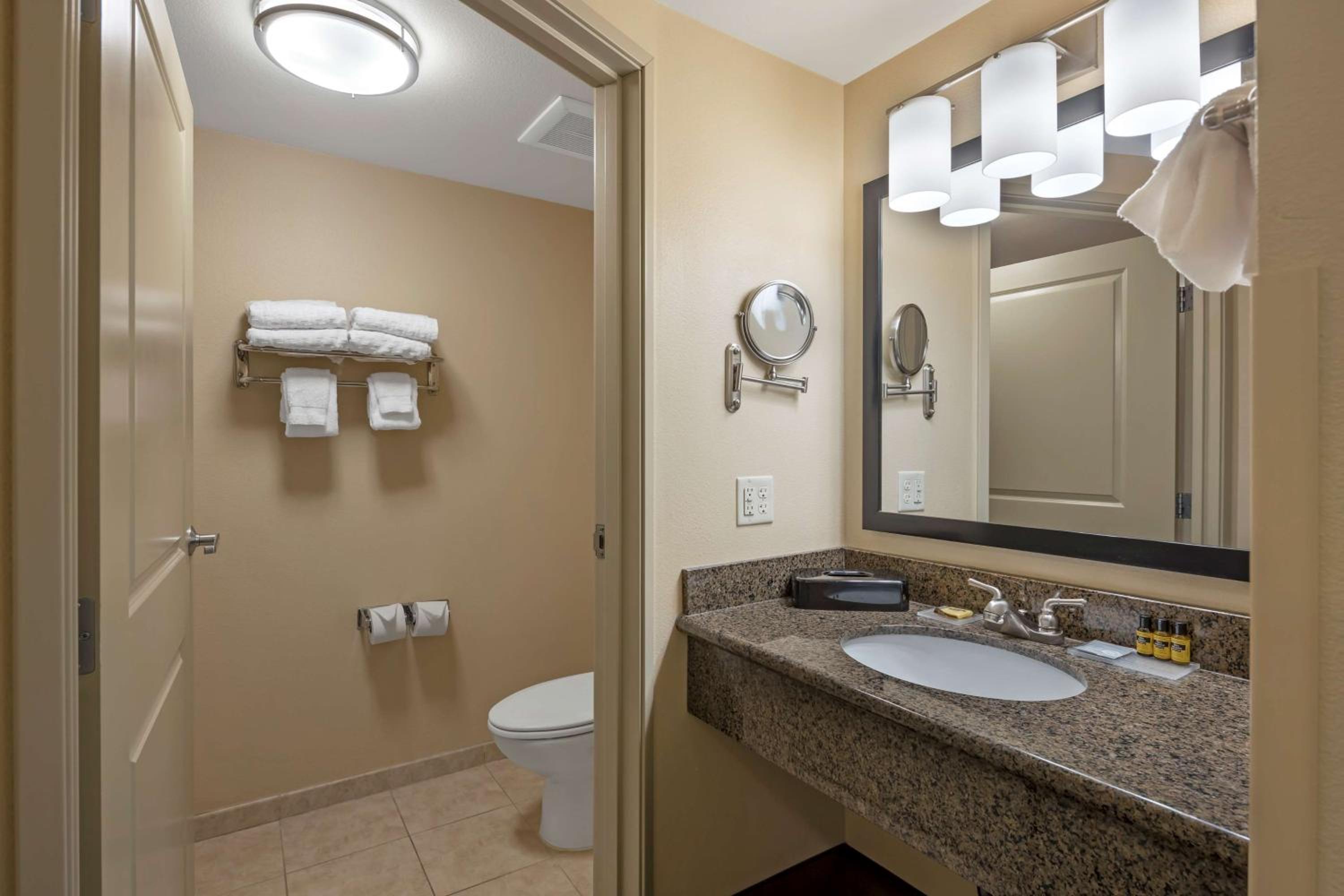 King Room - Non-Smoking - Photo 8