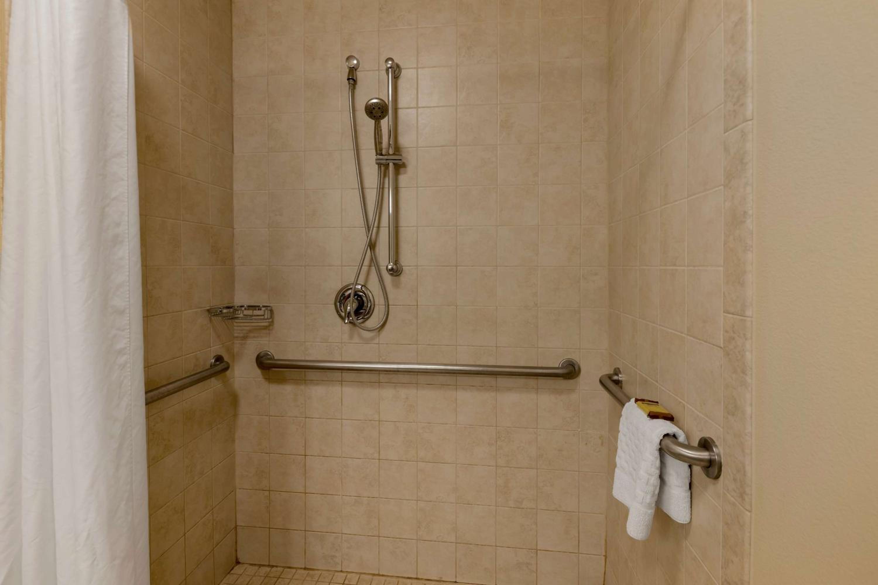 Queen Room with Two Queen Beds and Roll-In Shower - Disability Access/Non-Smoking - Photo 2