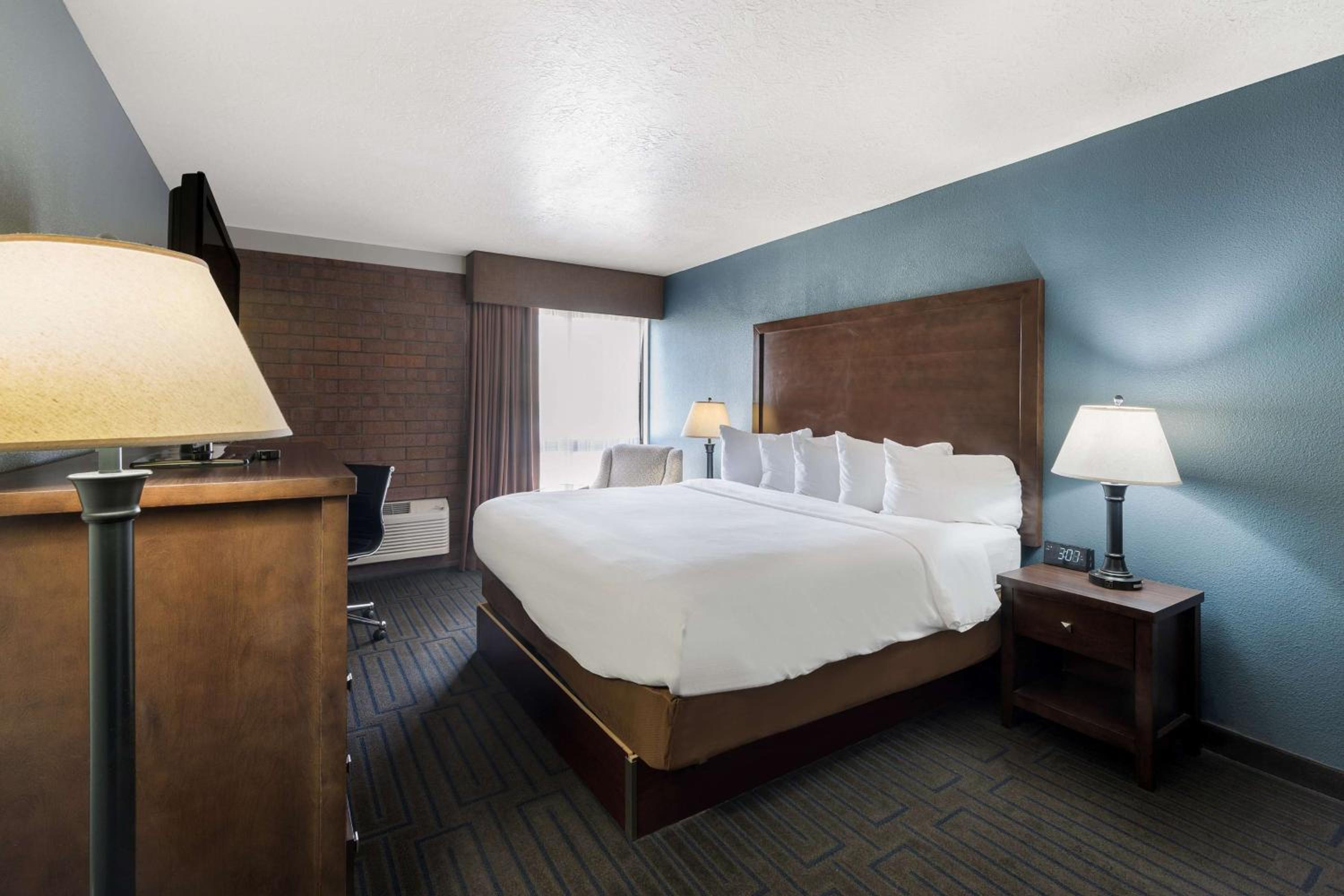 King Room - Non-Smoking photo 1