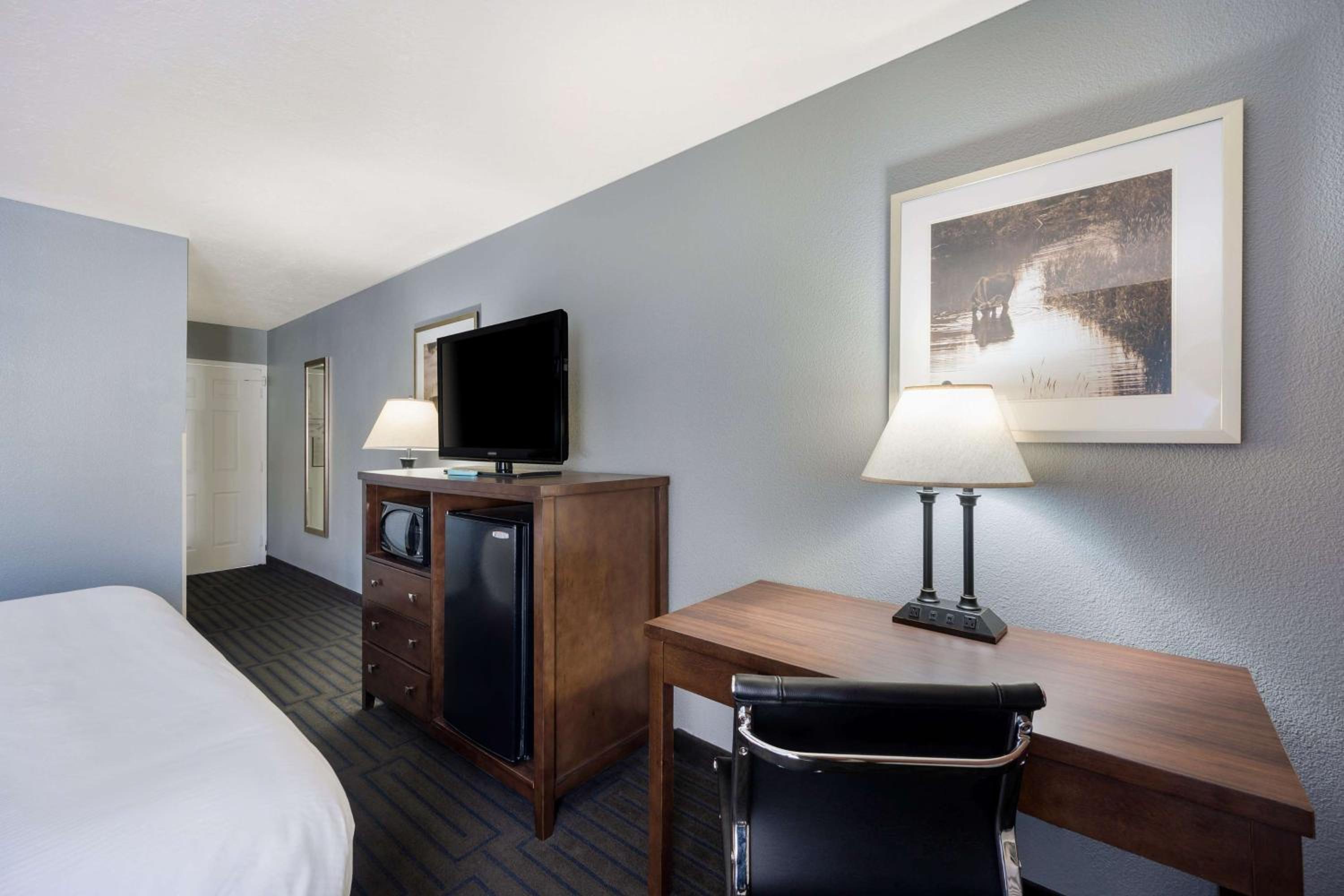 King Room - Non-Smoking photo 3