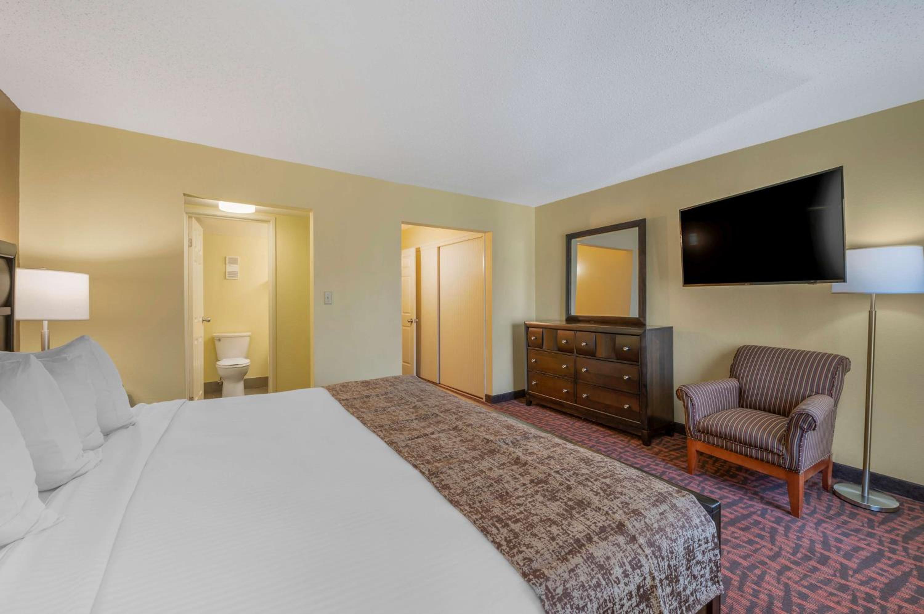 King Suite with Sofa Bed - Non-Smoking - Photo 3