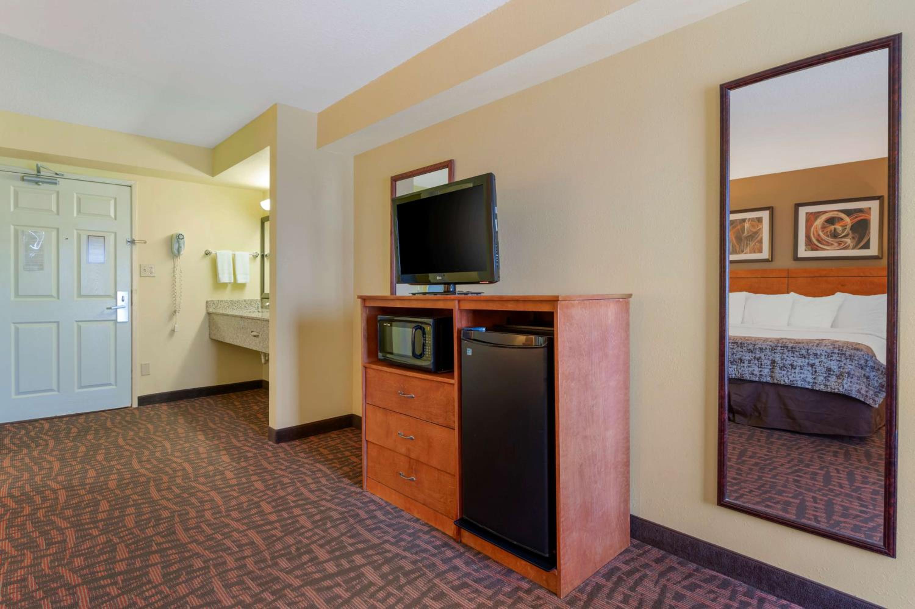 King Room with Bath Tub - Mobility Accessible/Non-Smoking - Photo 3