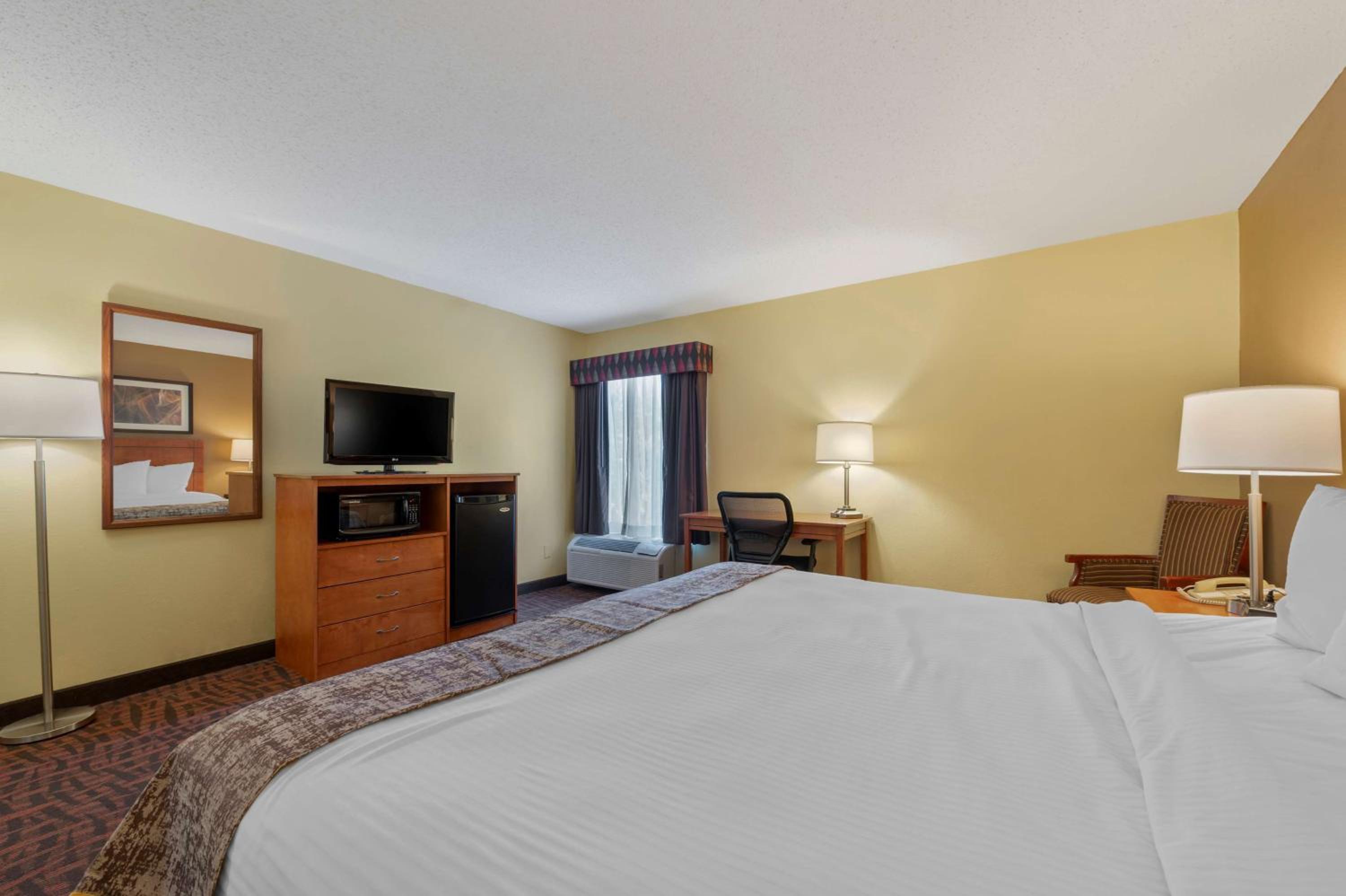 King Room - Non-Smoking - Photo 4