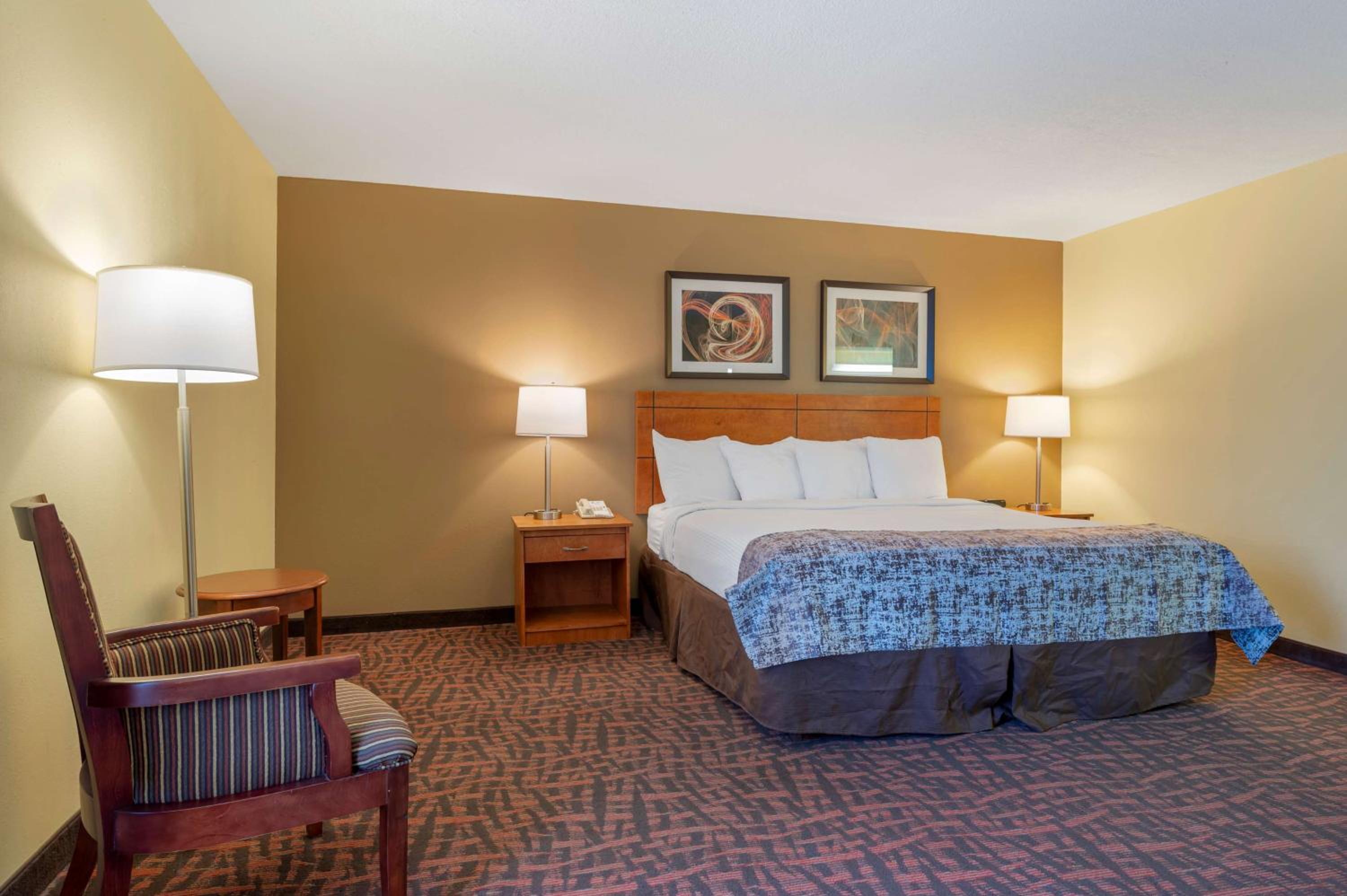 King Room with Bath Tub - Mobility Accessible/Non-Smoking - Photo 1