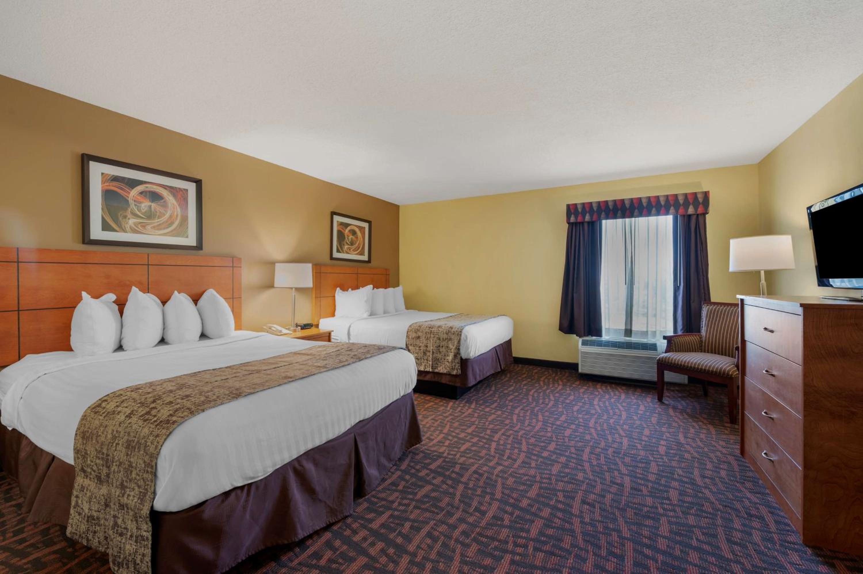 Queen Room with Two Queen Beds - Non-Smoking - Photo 1