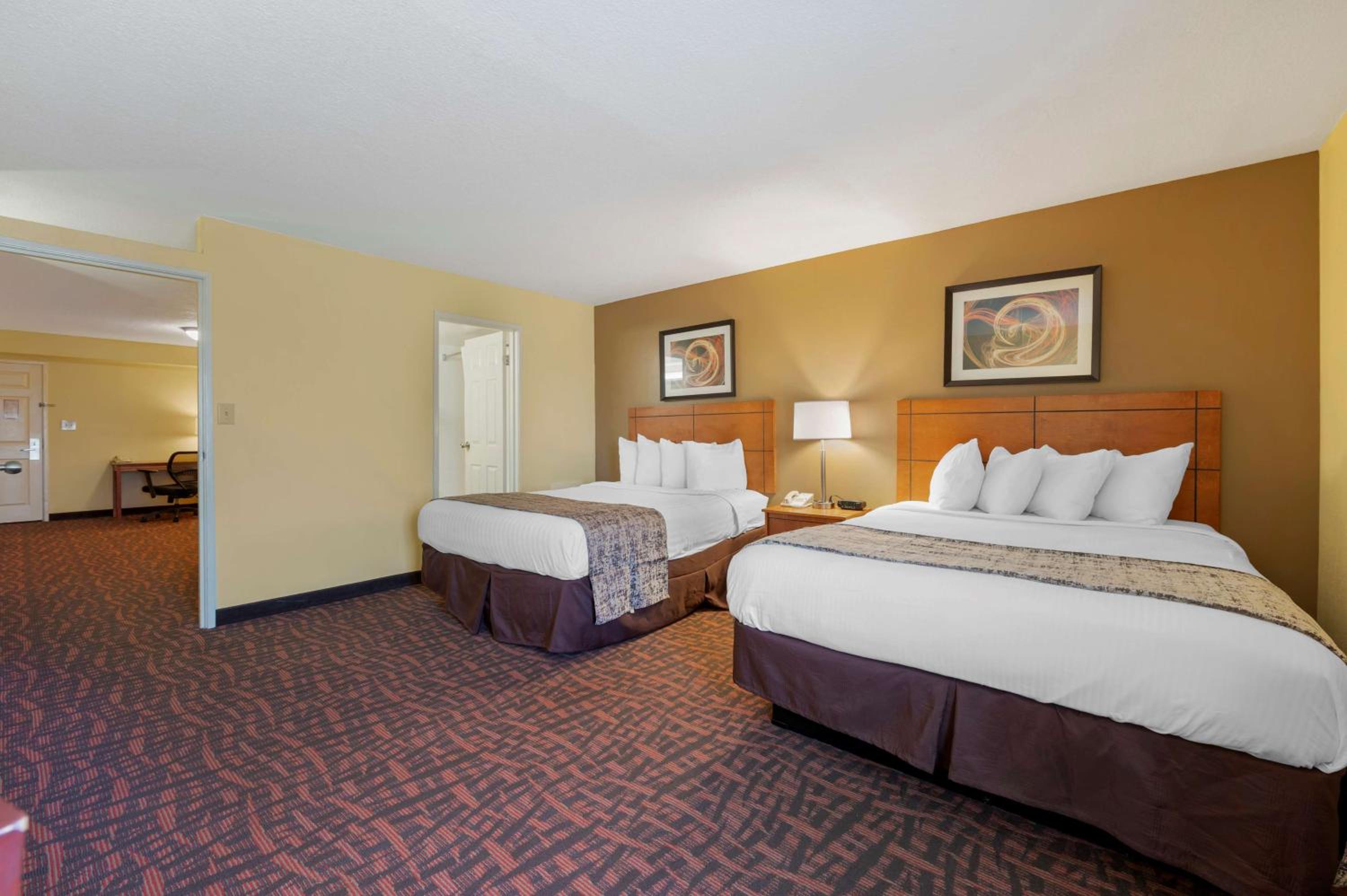 Queen Suite with Two Queen Beds - Photo 2