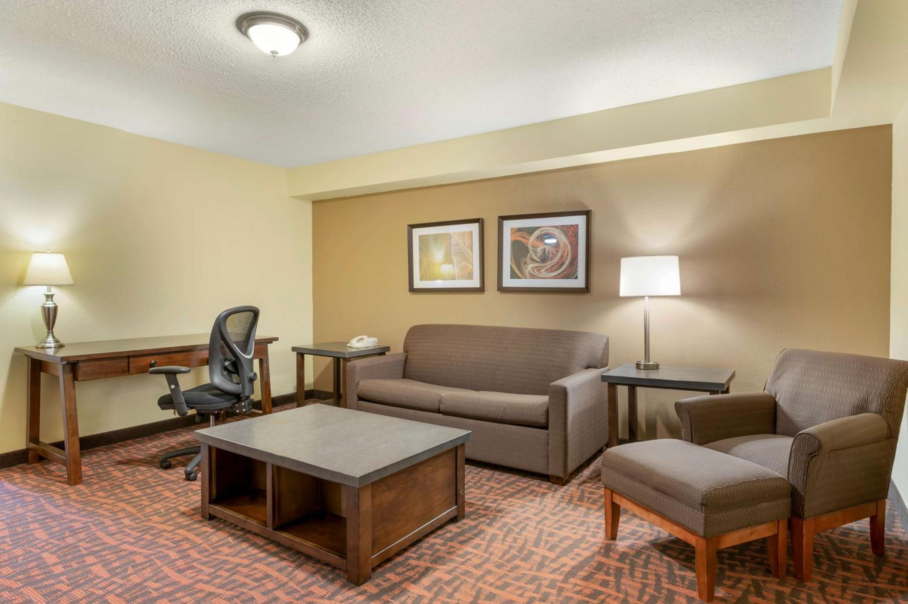 King Suite with Sofa Bed - Non-Smoking - Photo 4
