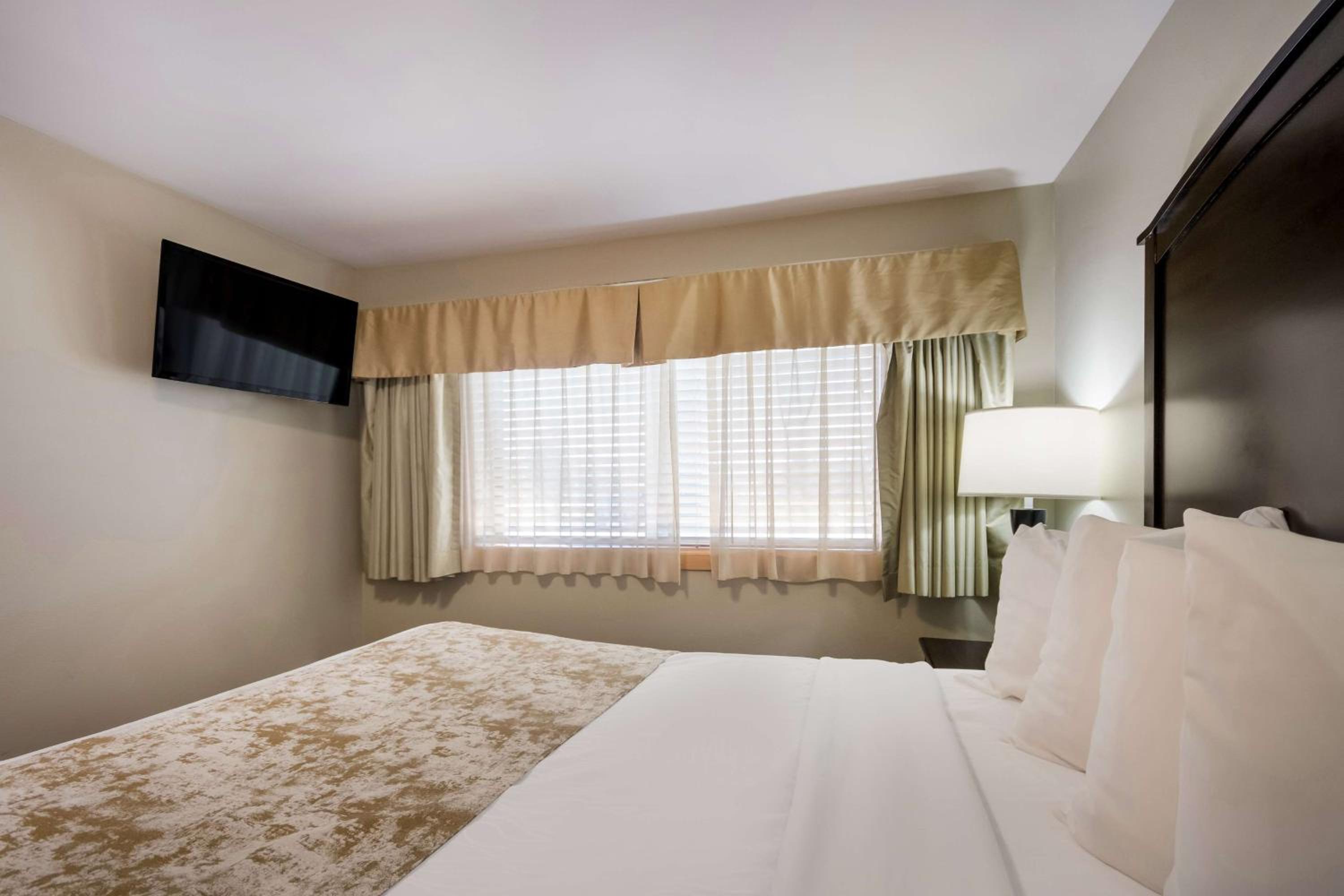 King Bed - Non-Smoking photo 3