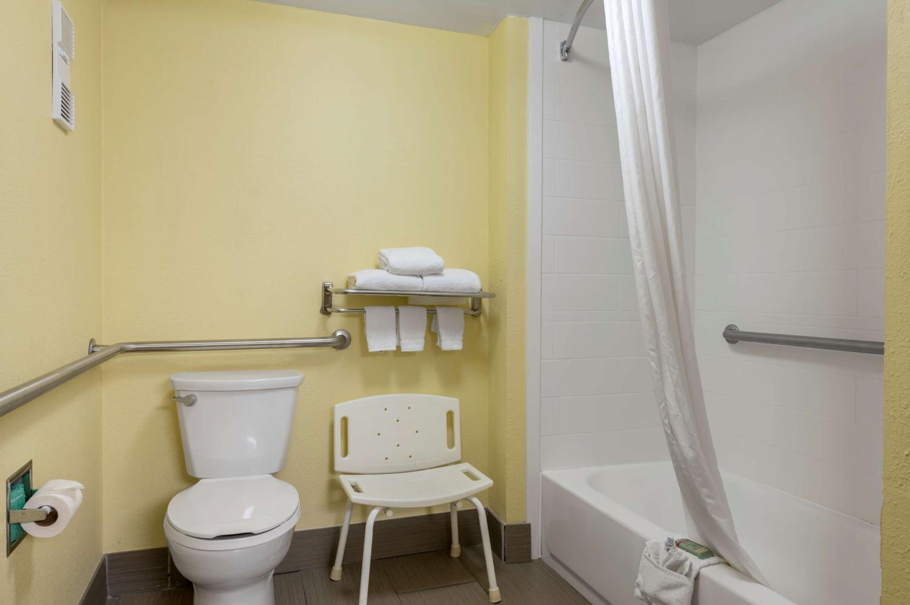 King Room with Bath Tub - Mobility Accessible/Non-Smoking - Photo 2