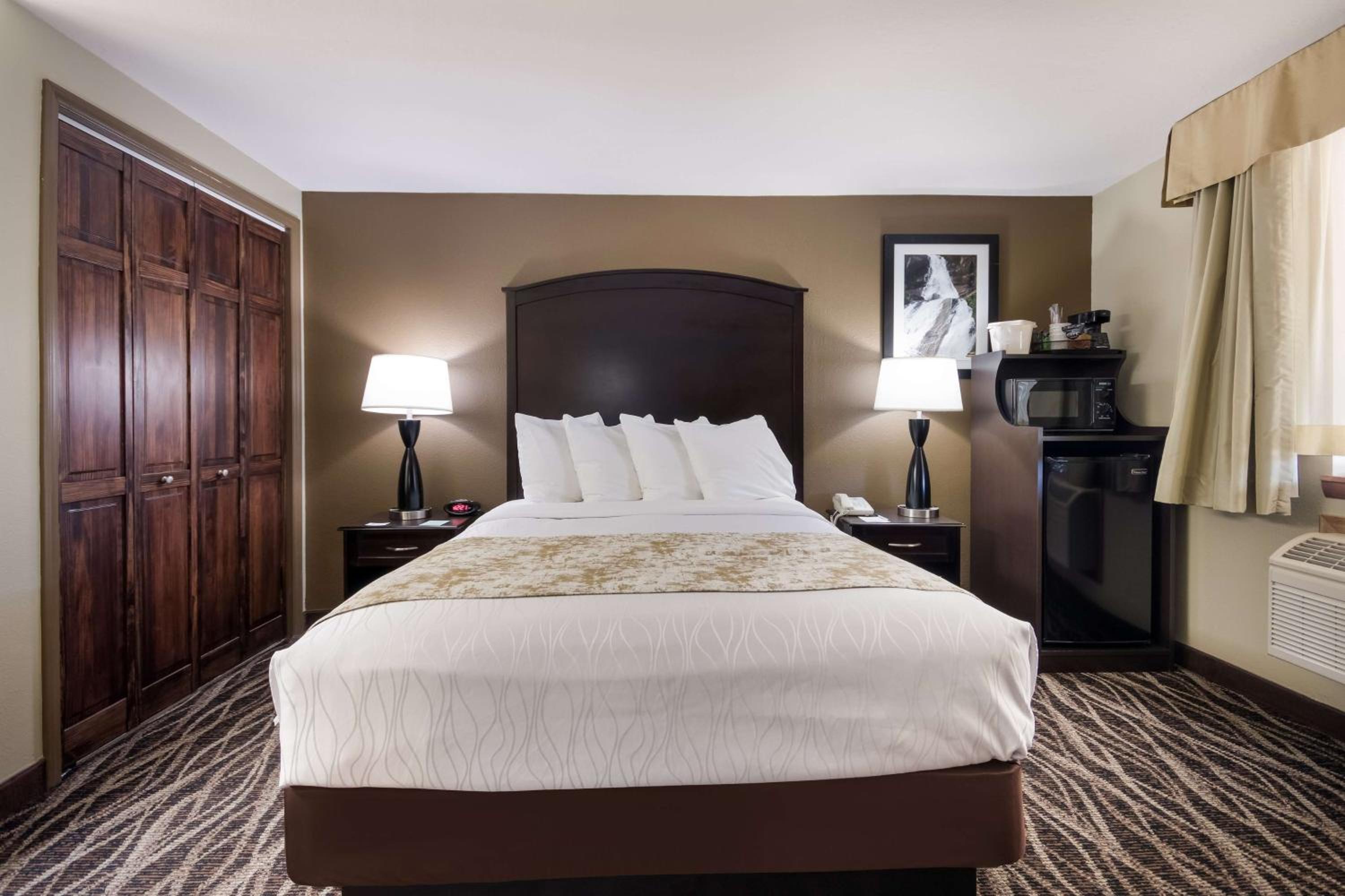 King Bed - Non-Smoking photo 1