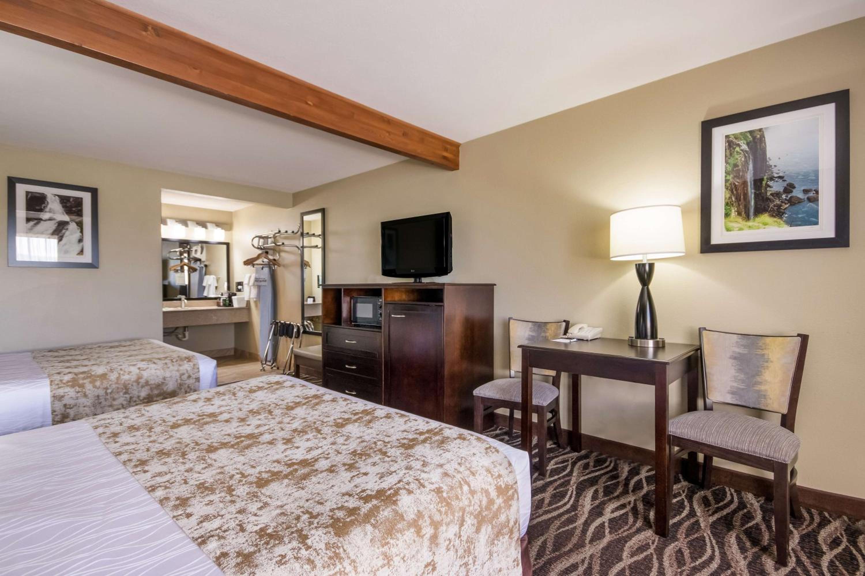 Queen Room with Two Queen Beds - Pet Friendly photo 3