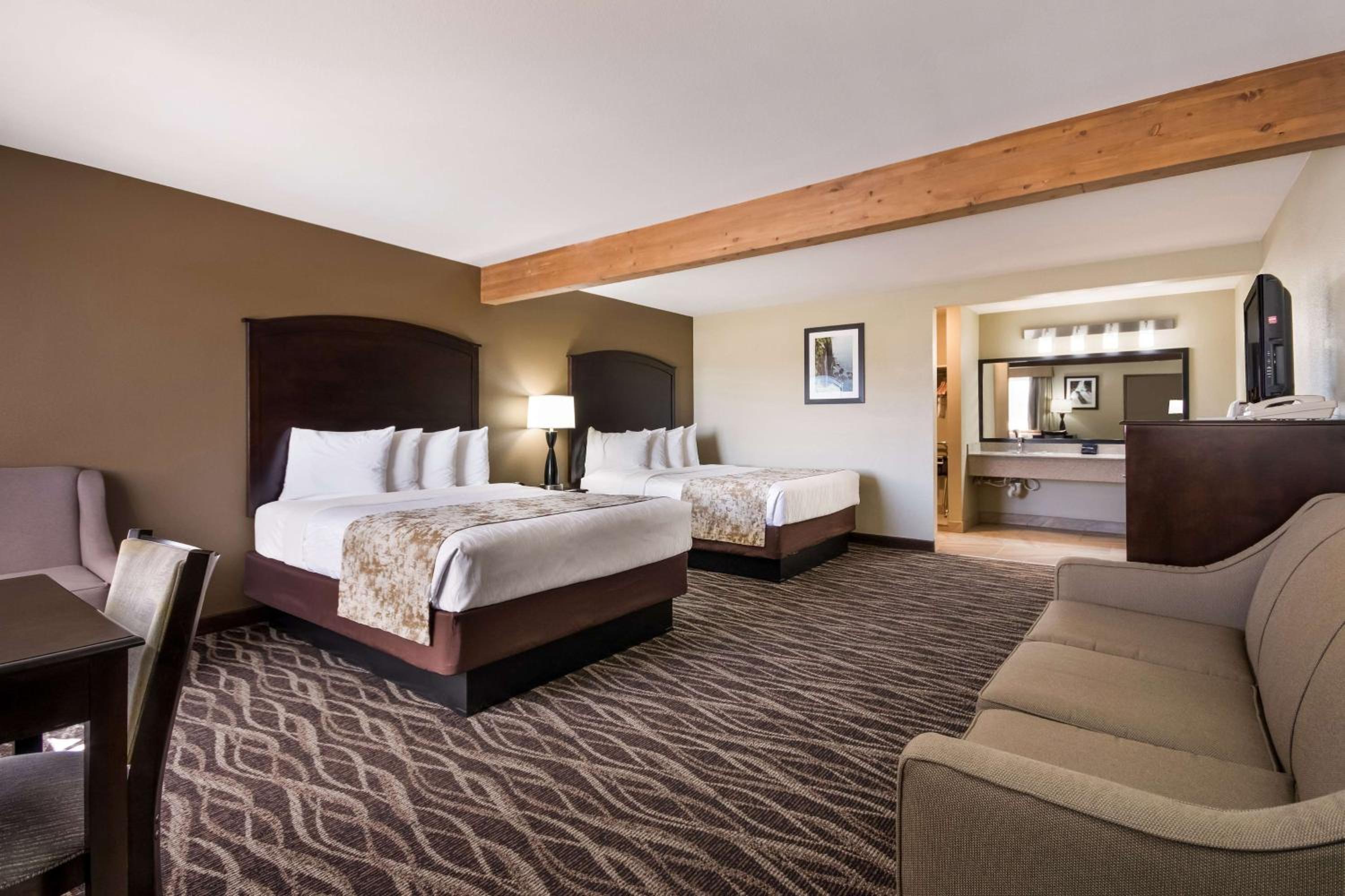 Queen Room with Two Queen Beds and Sofa Bed photo 3
