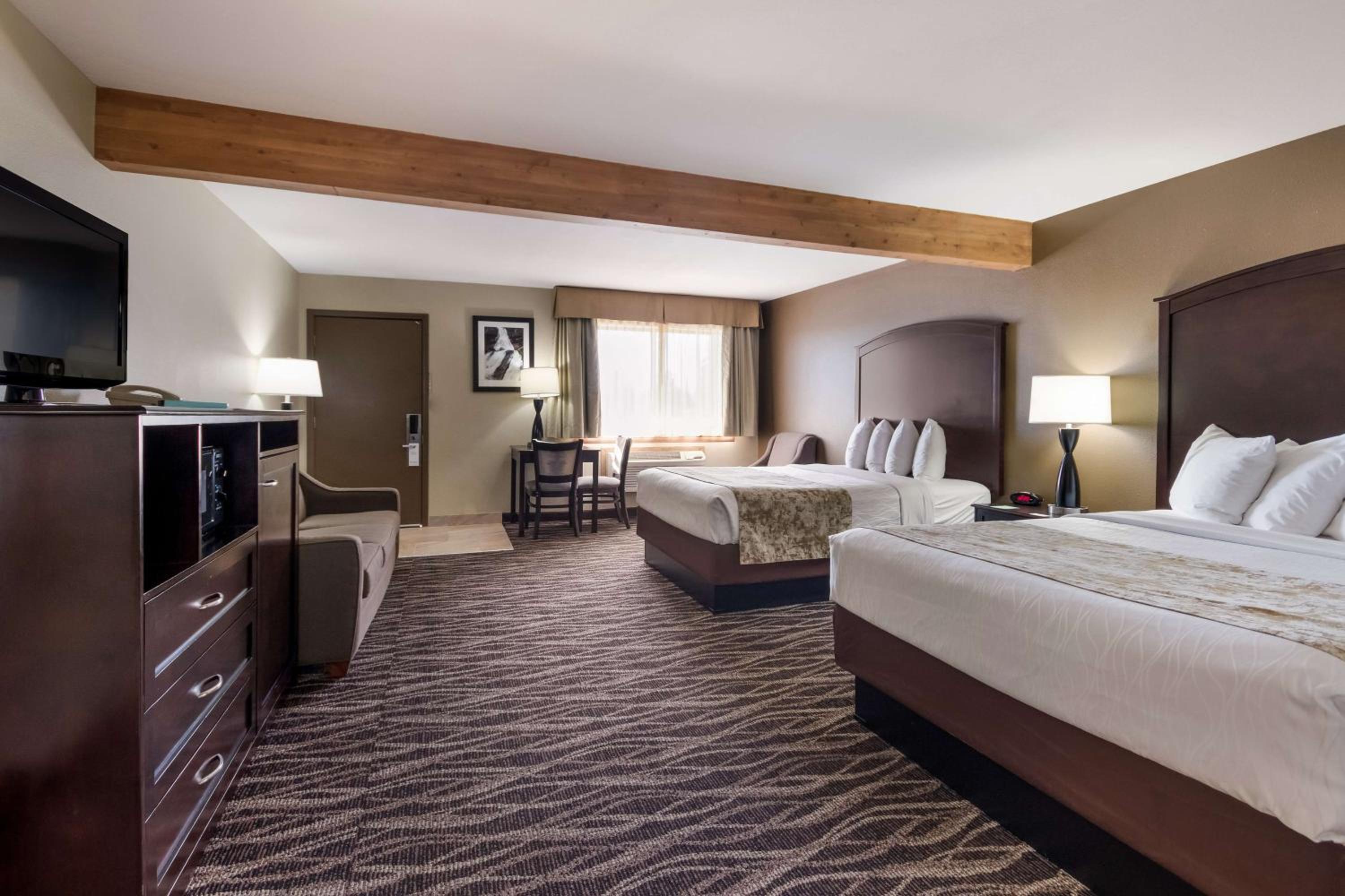 Queen Room with Two Queen Beds and Sofa Bed photo 2